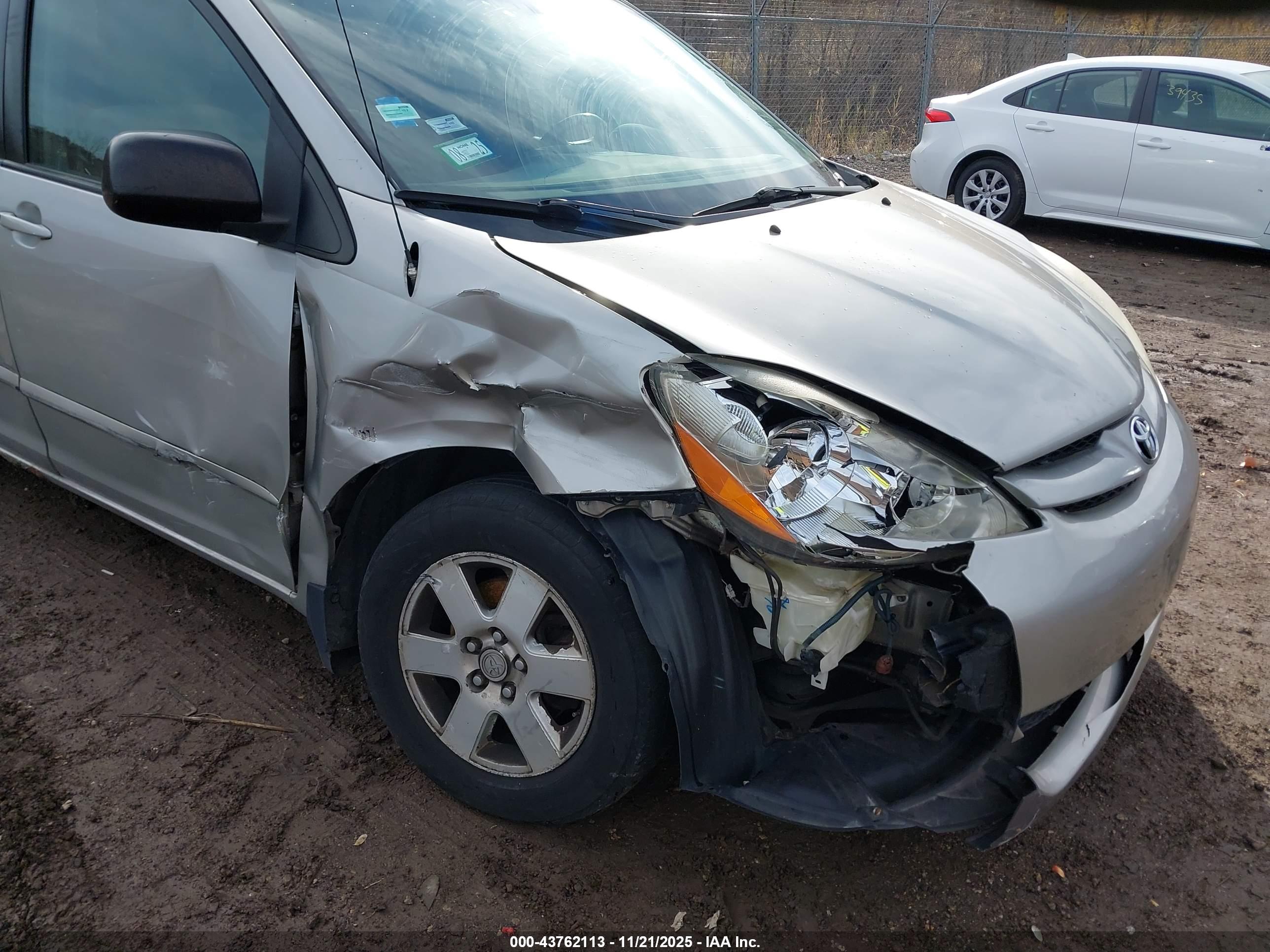 TOYOTA SIENNA image 6