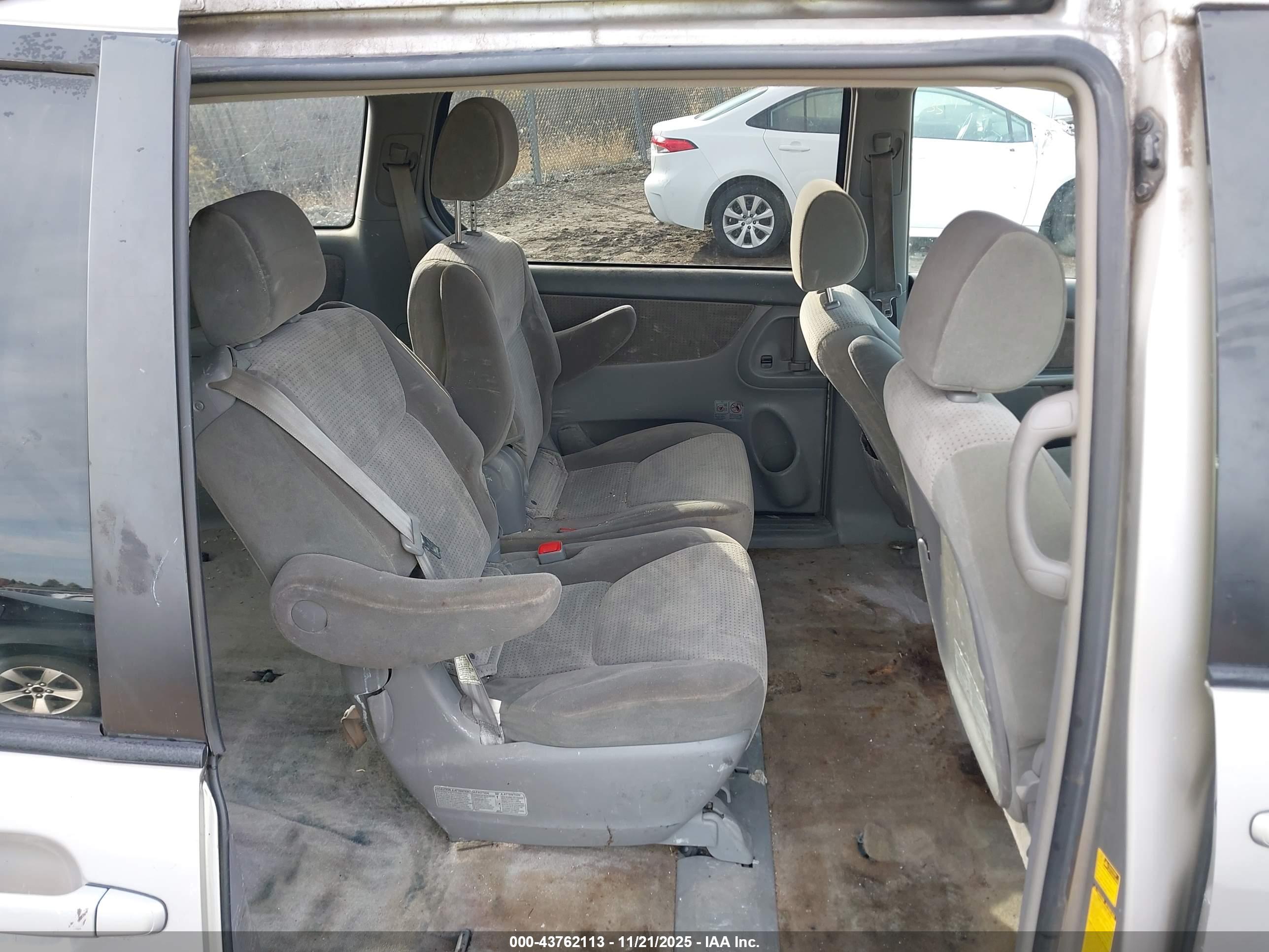 TOYOTA SIENNA image 8