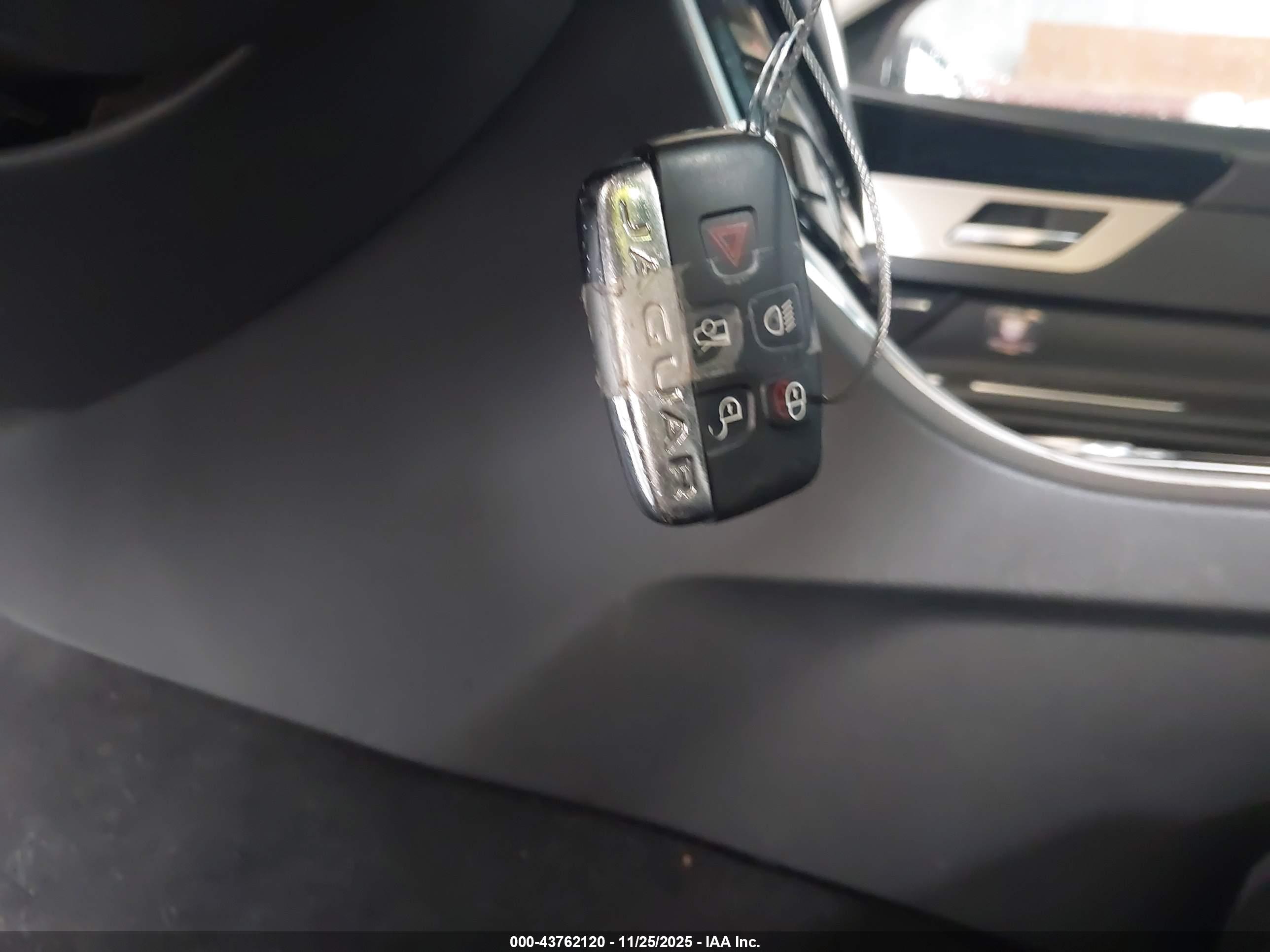 JAGUAR XF image 11
