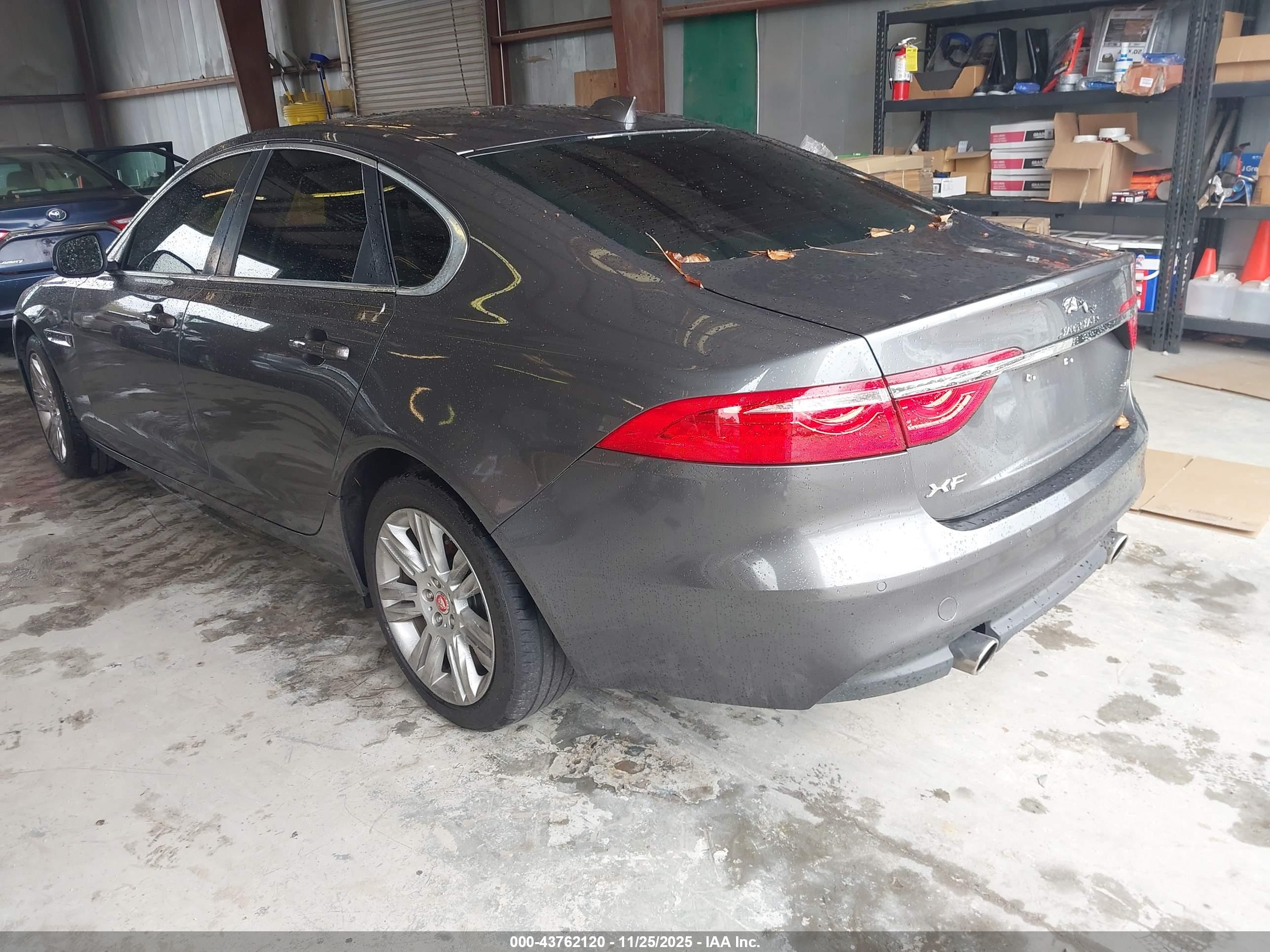 JAGUAR XF image 3