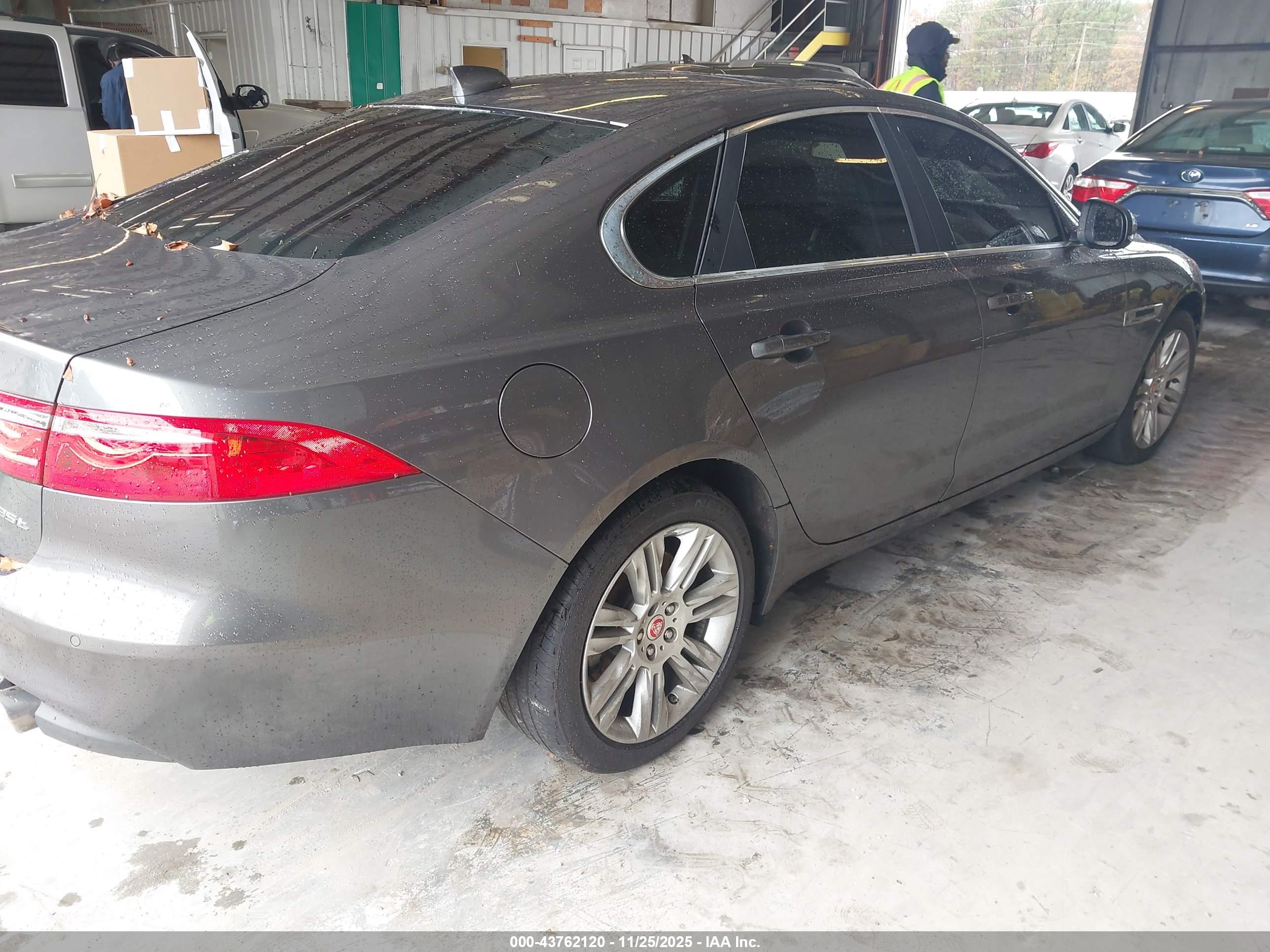 JAGUAR XF image 4