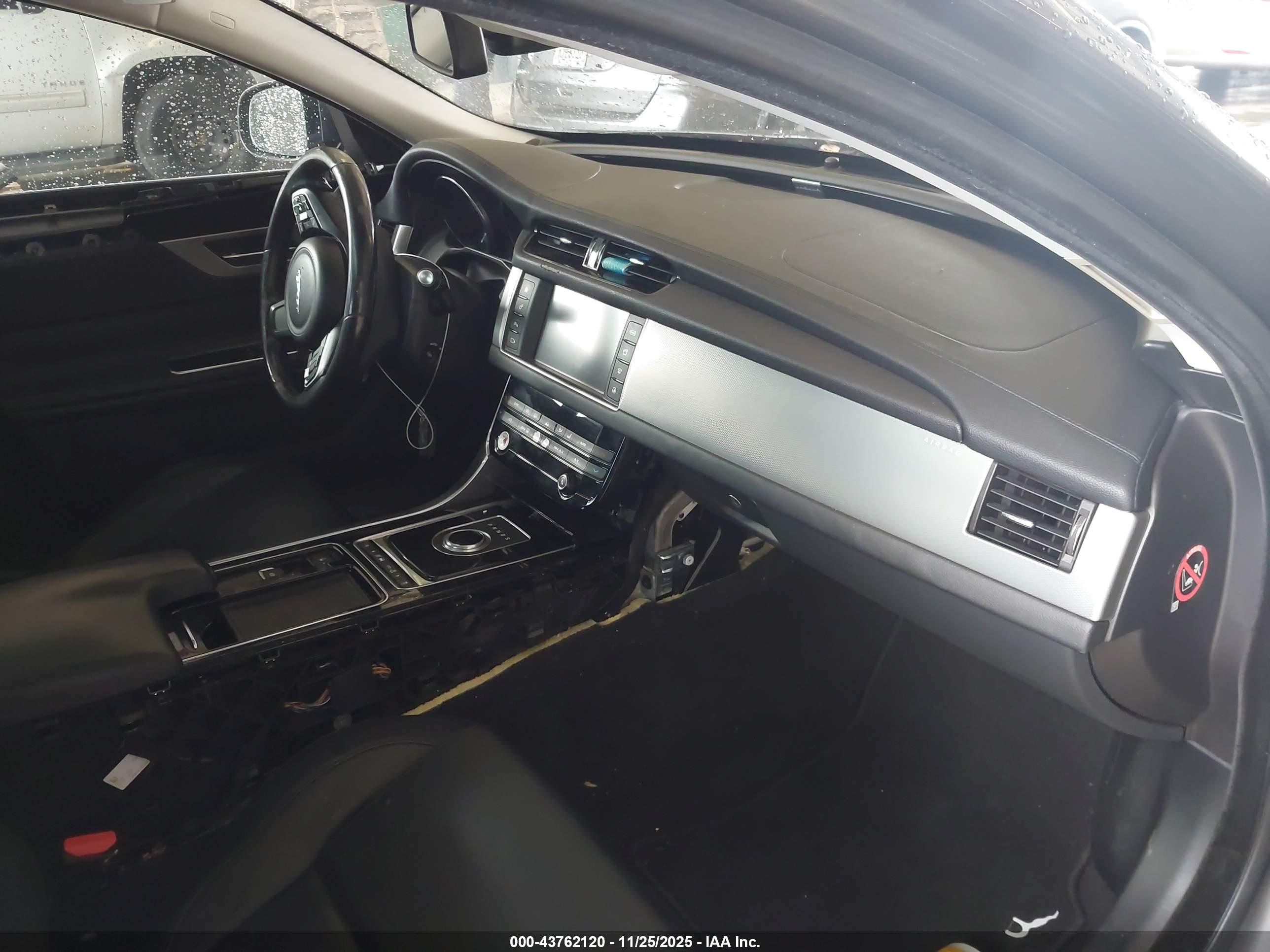 JAGUAR XF image 5