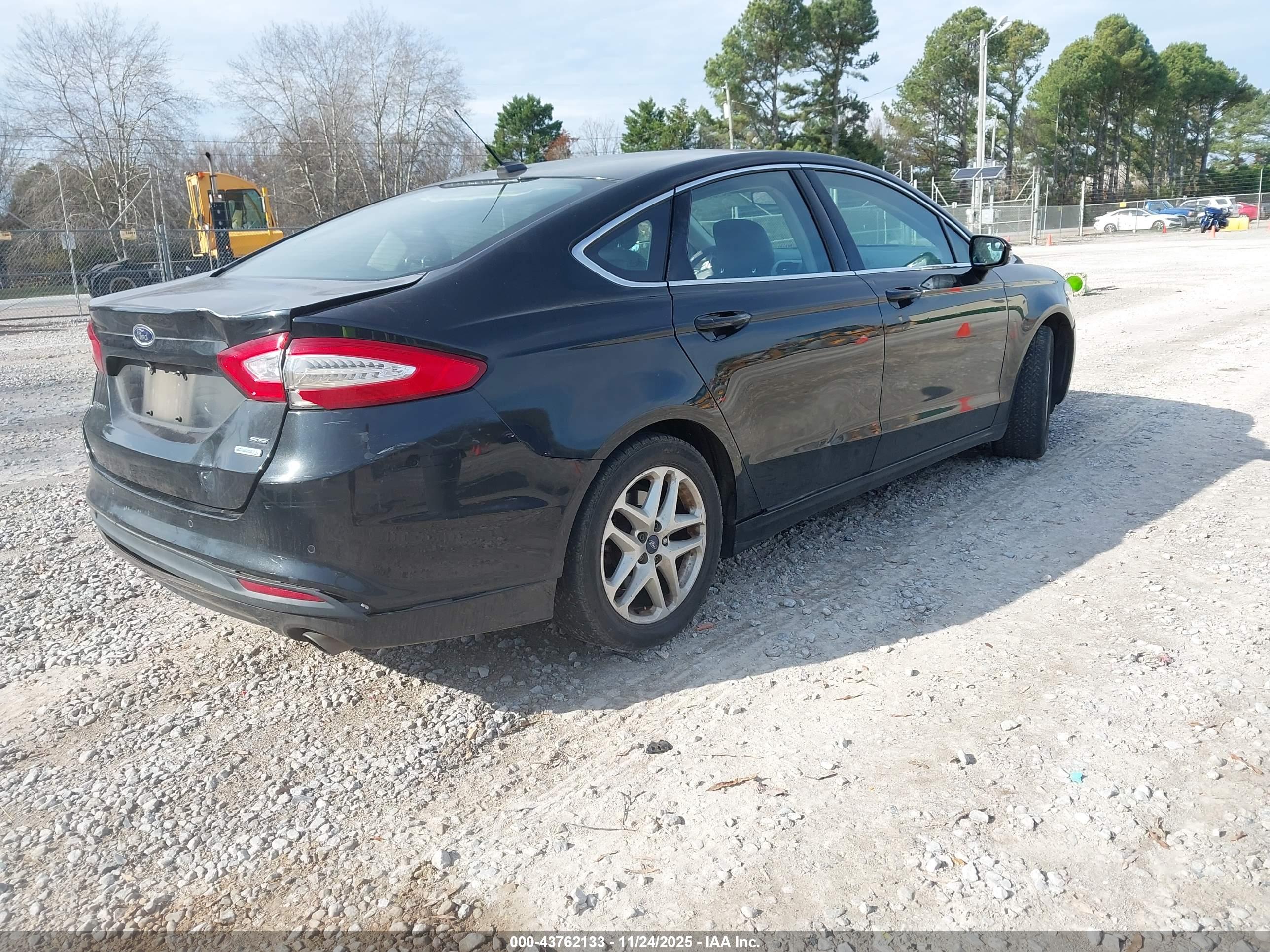 FORD FUSION image 4