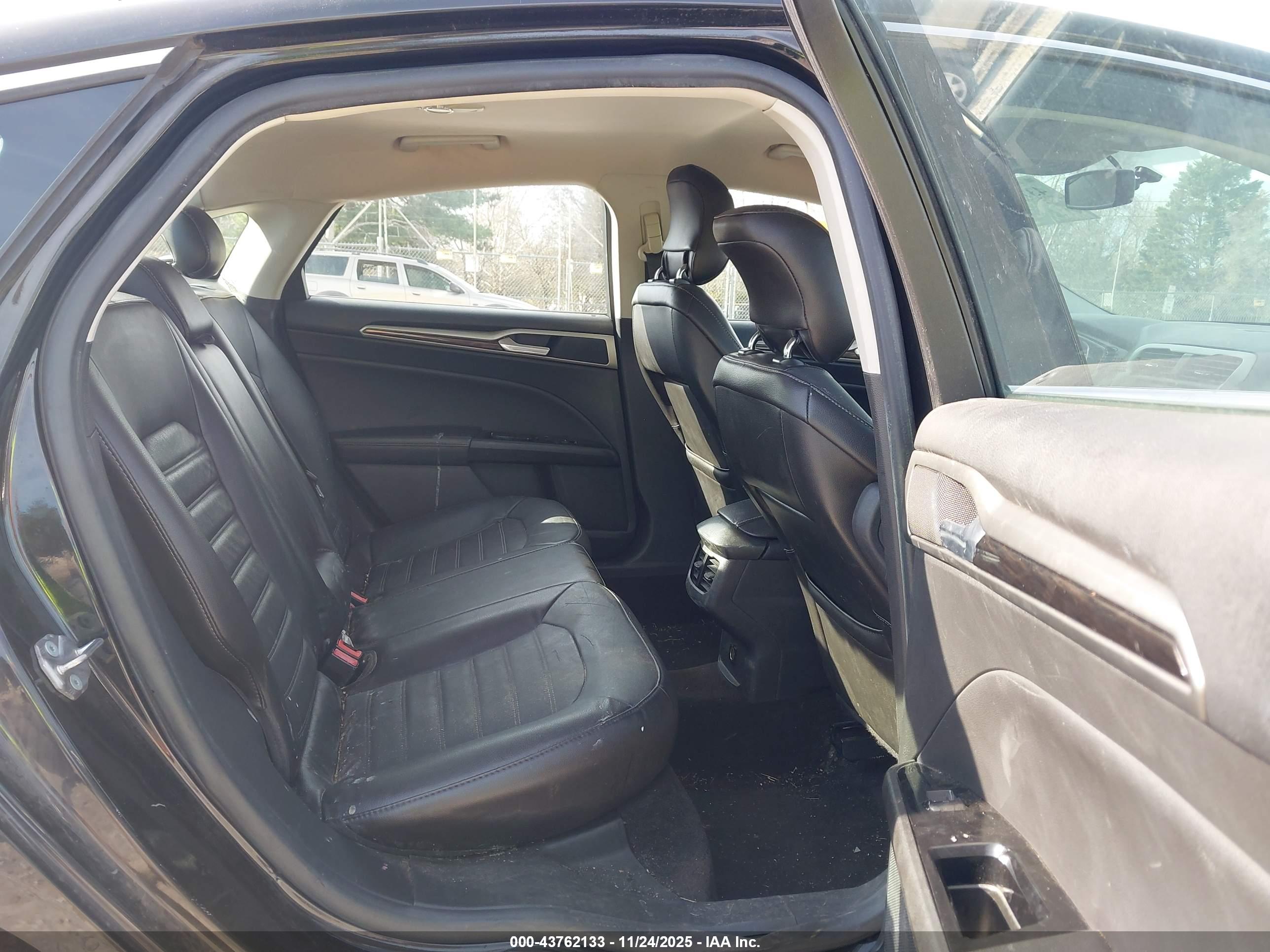 FORD FUSION image 8