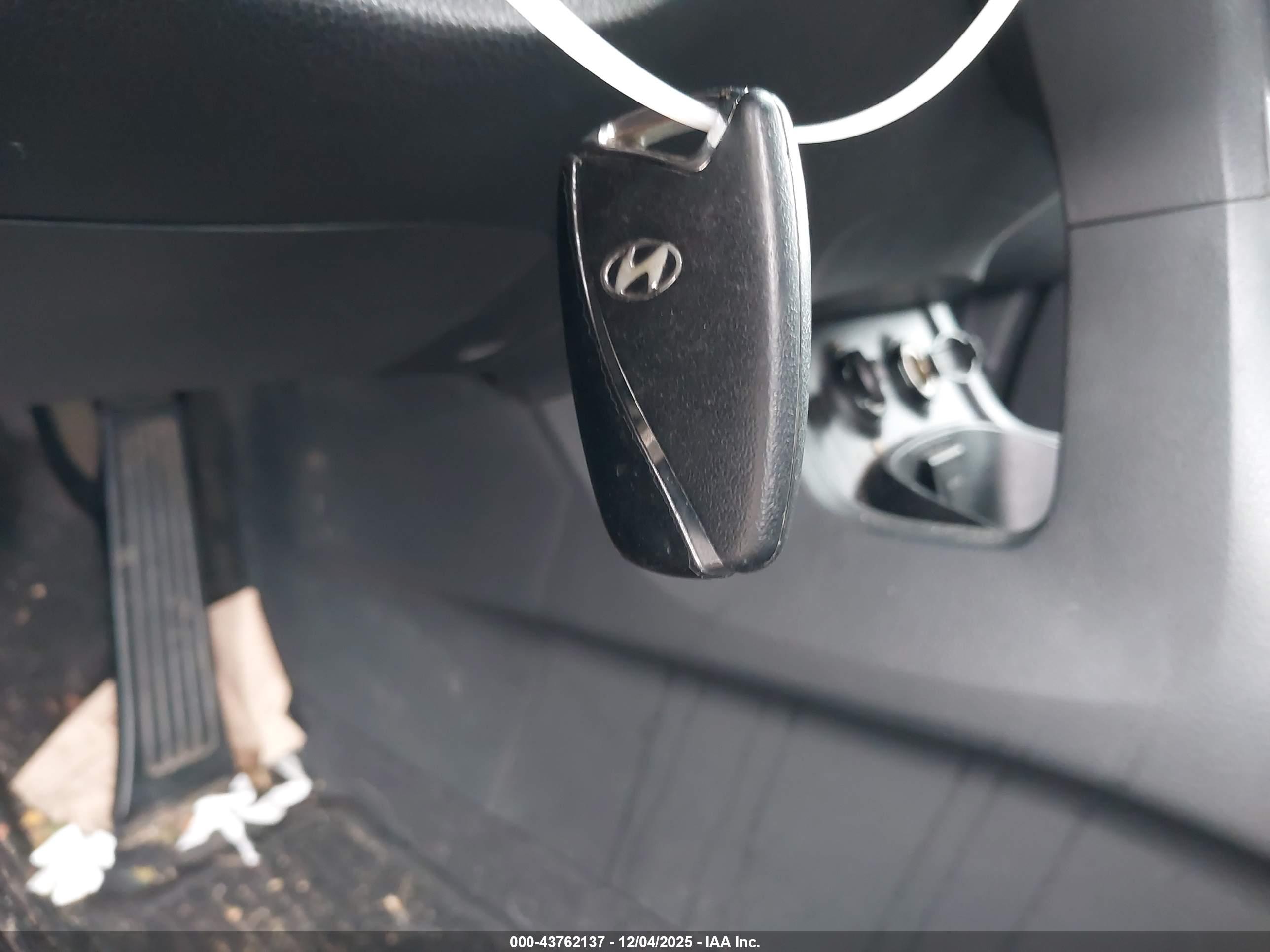 HYUNDAI SANTA image 11