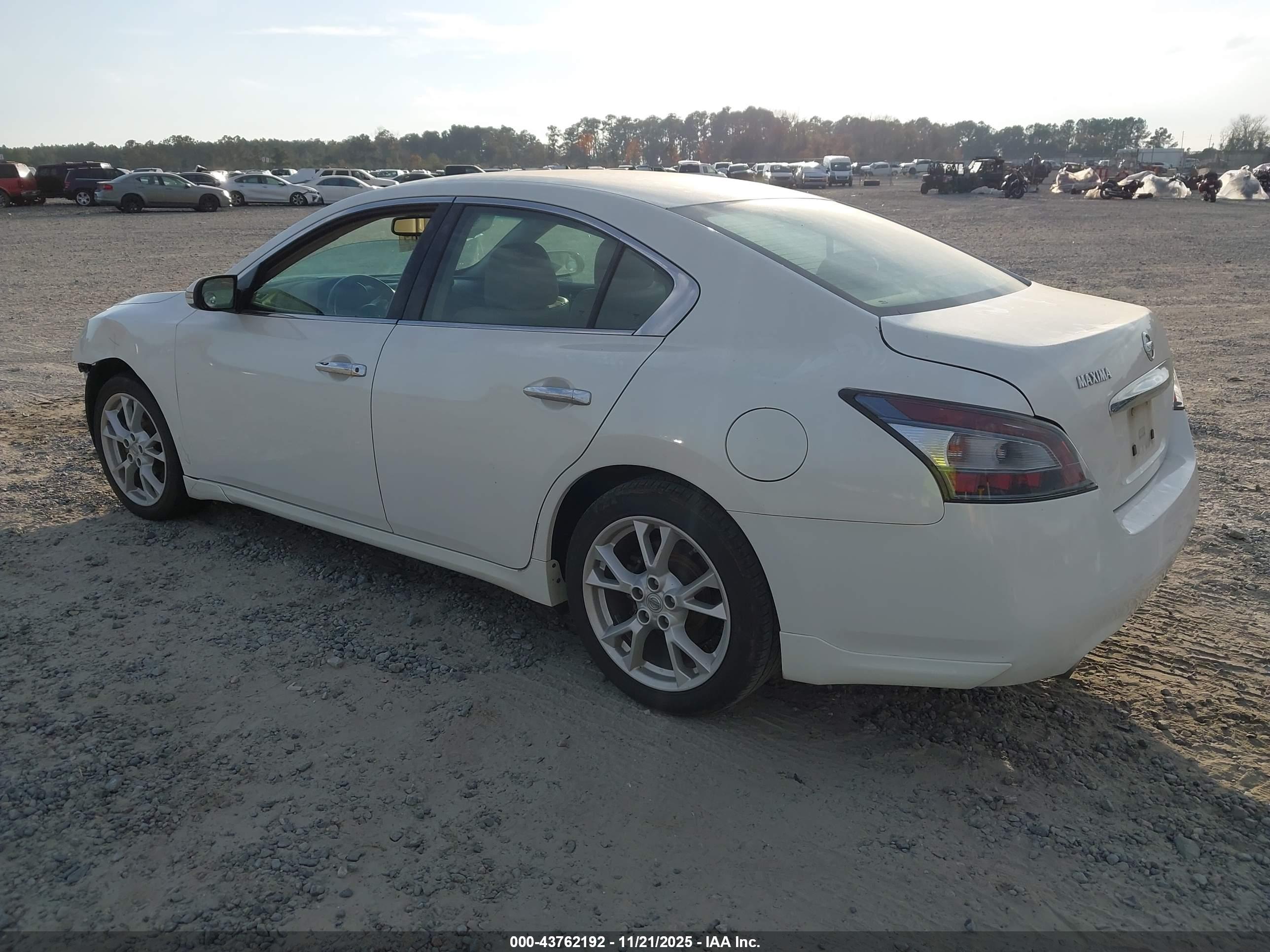 NISSAN MAXIMA image 3