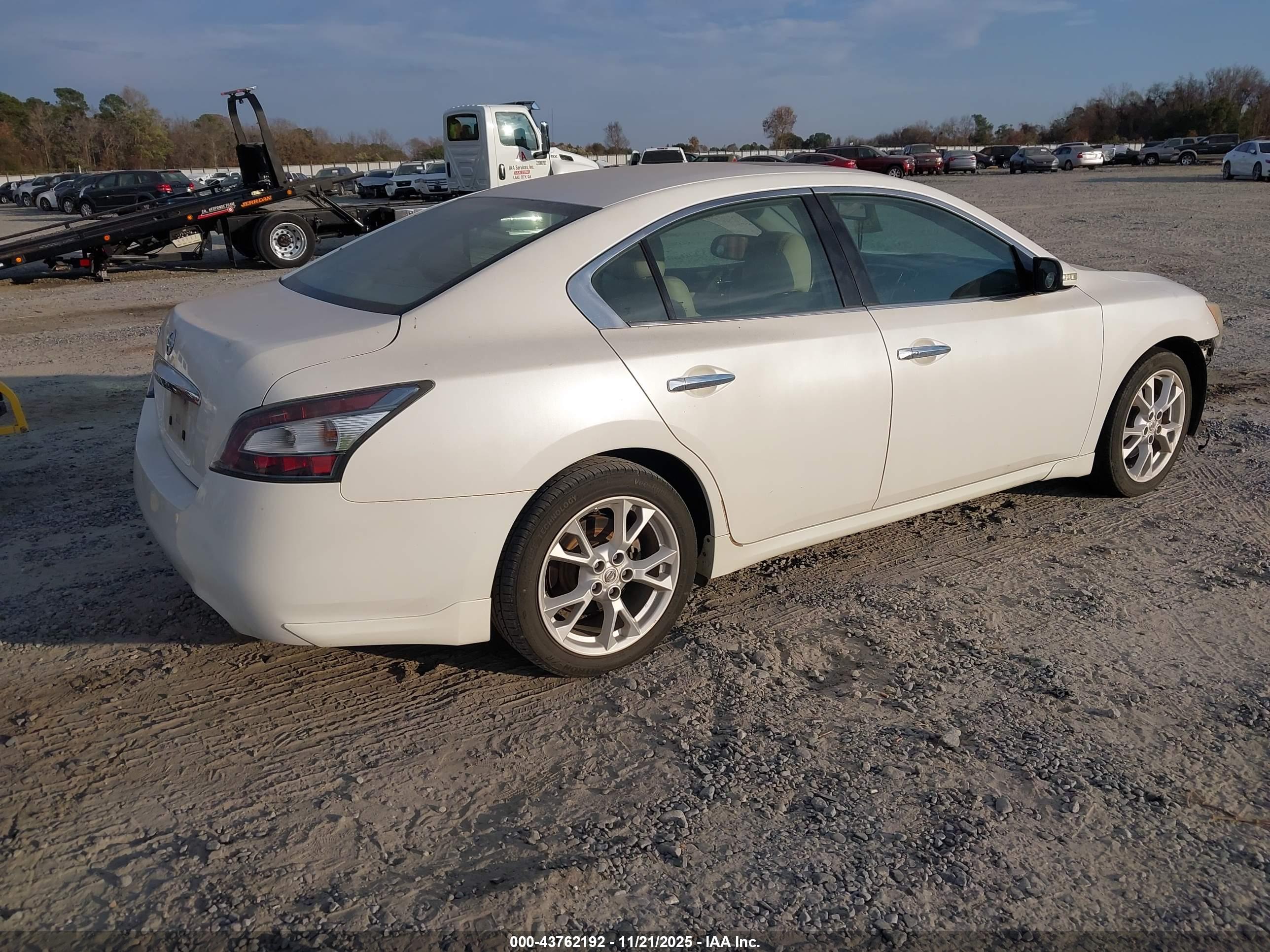 NISSAN MAXIMA image 4
