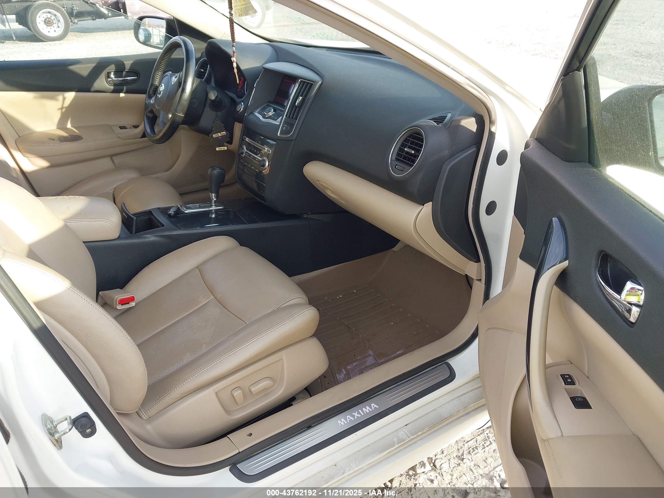 NISSAN MAXIMA image 5