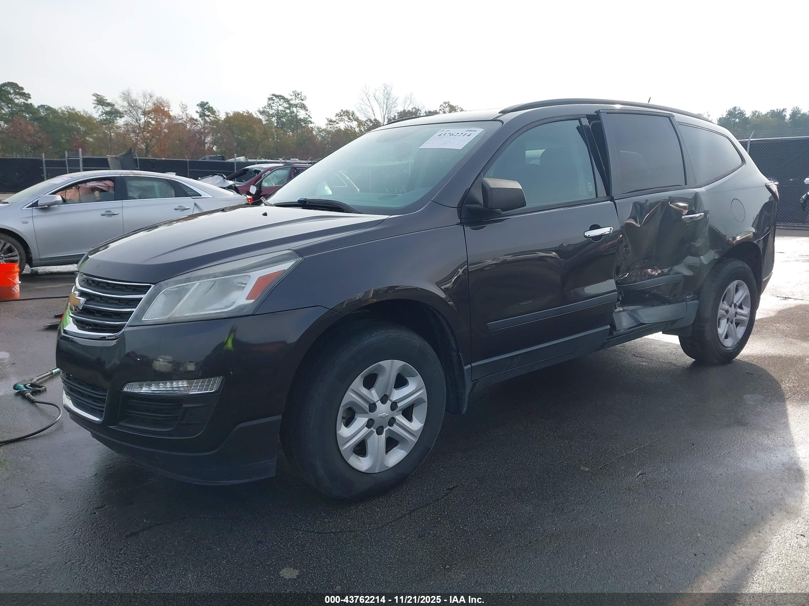 CHEVROLET TRAVERSE image 2