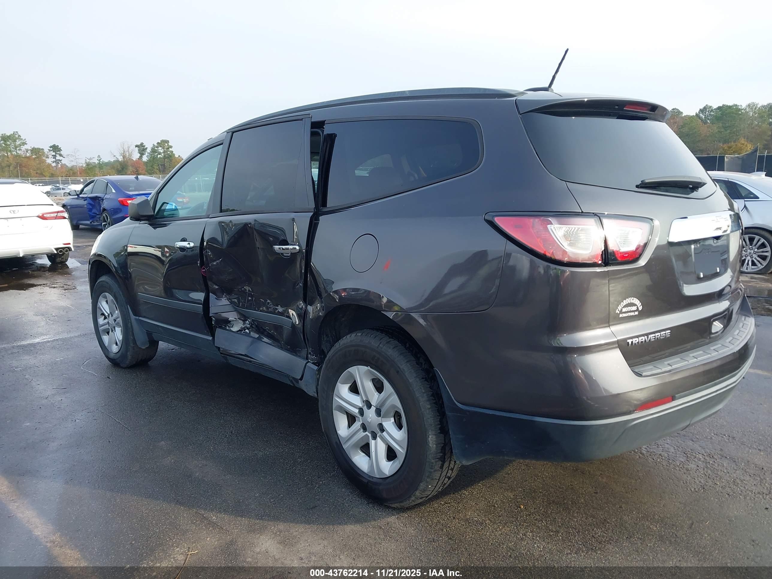 CHEVROLET TRAVERSE image 3