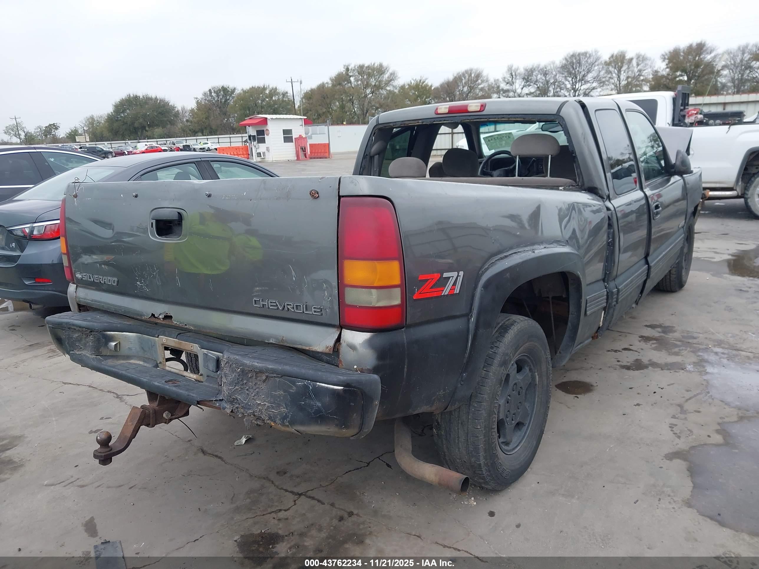 CHEVROLET SILVERADO image 4