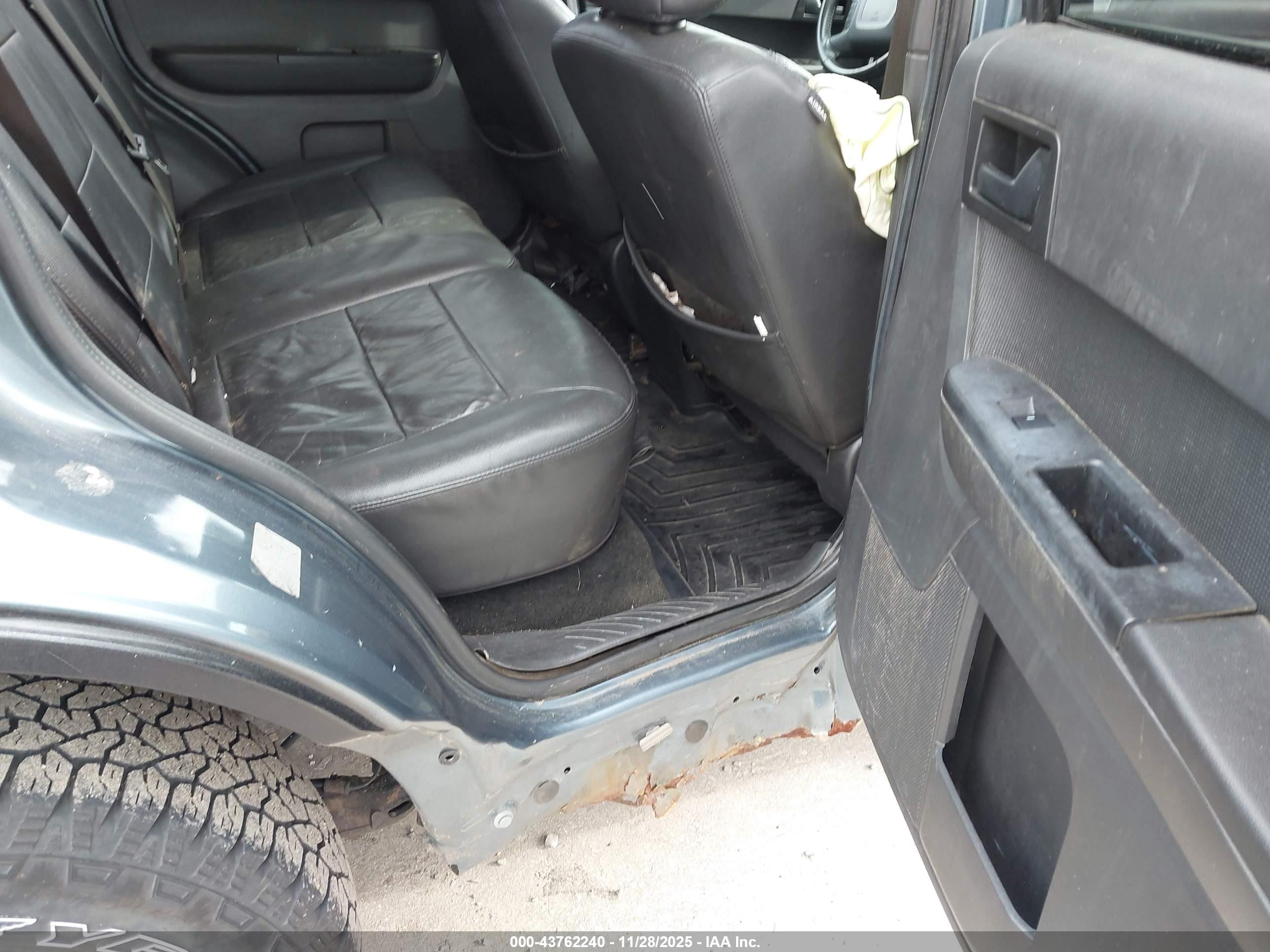 FORD ESCAPE image 8