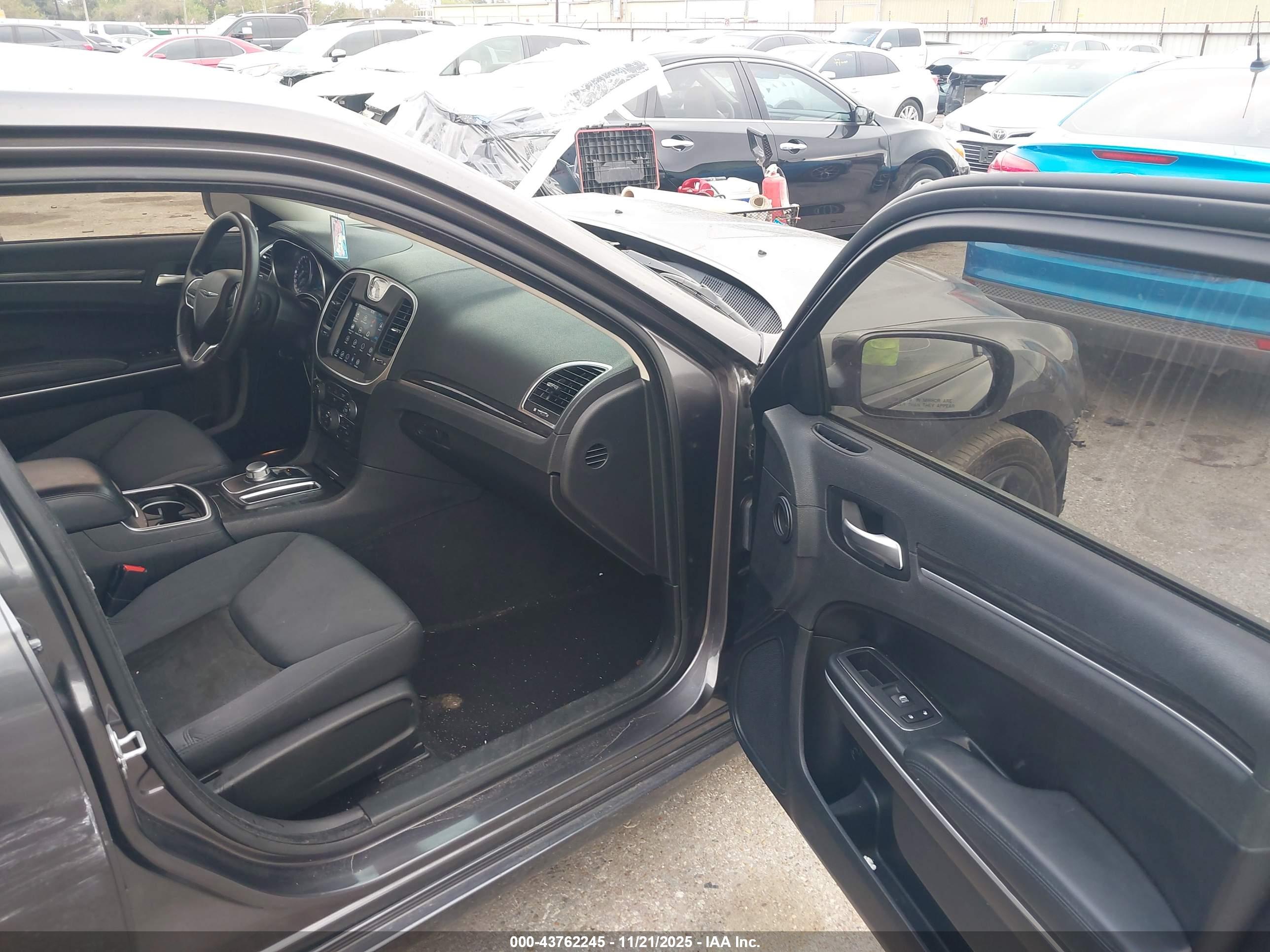 CHRYSLER 300 image 5