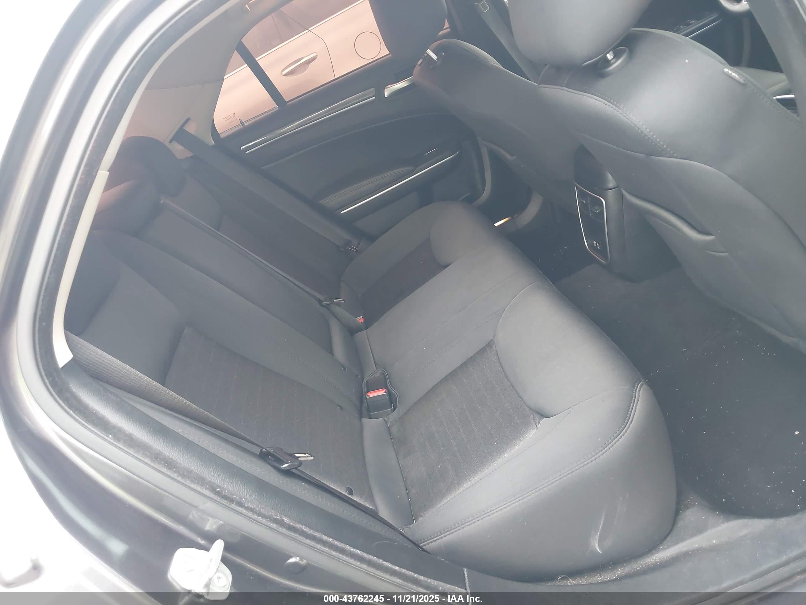 CHRYSLER 300 image 8