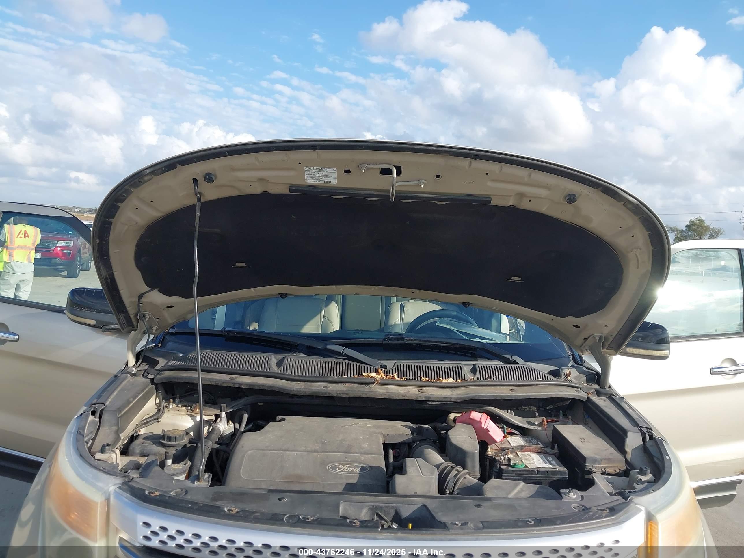 FORD EXPLORER image 10