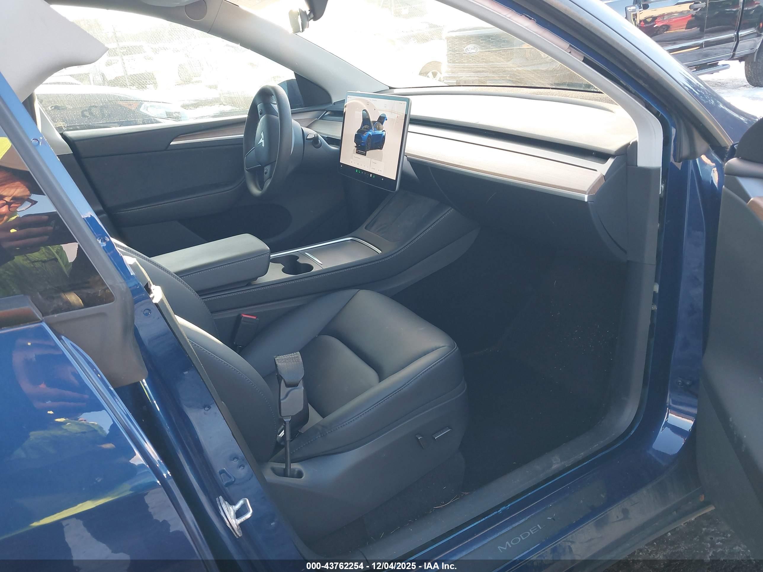 TESLA MODEL image 5