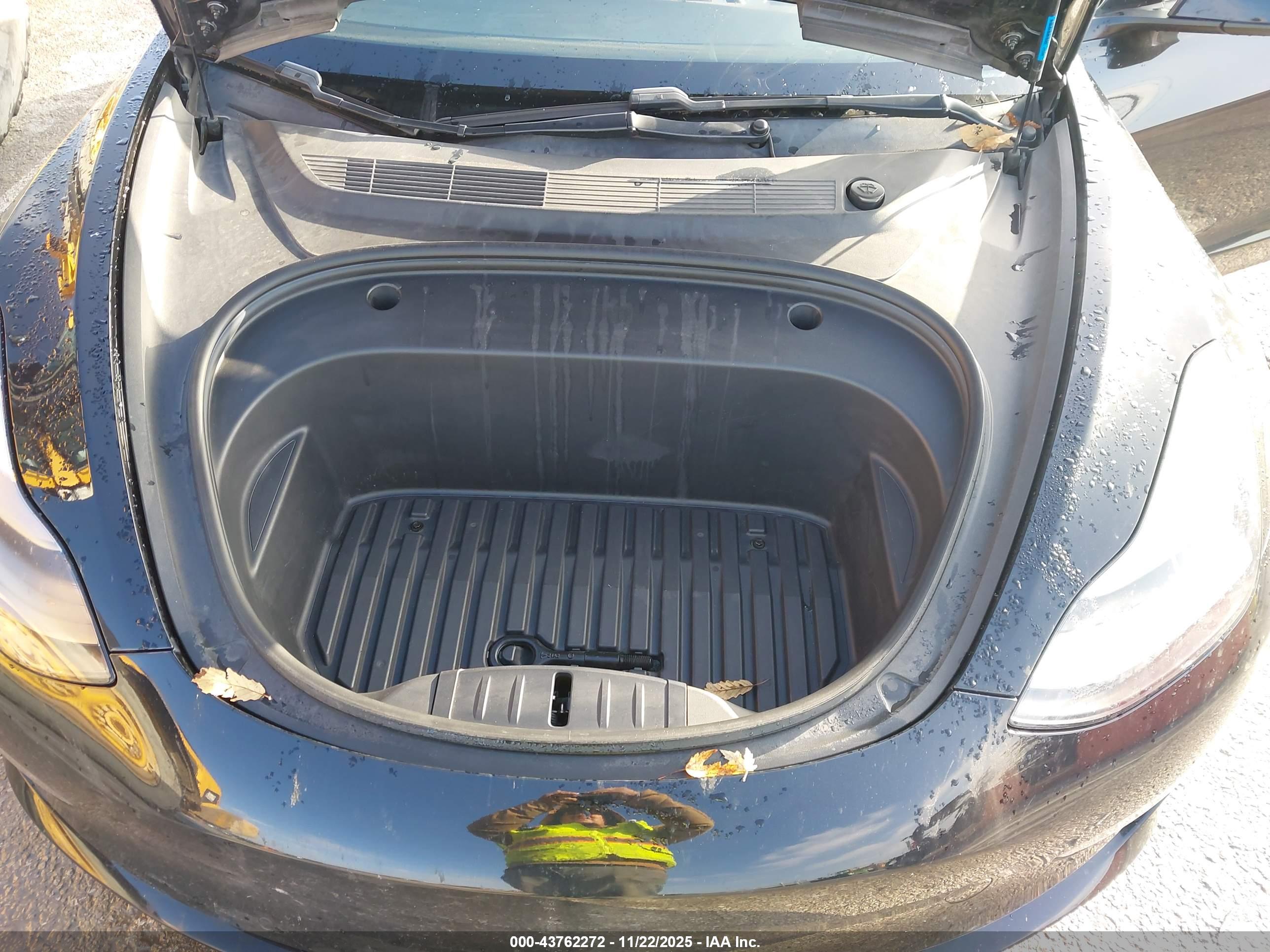 TESLA MODEL image 10
