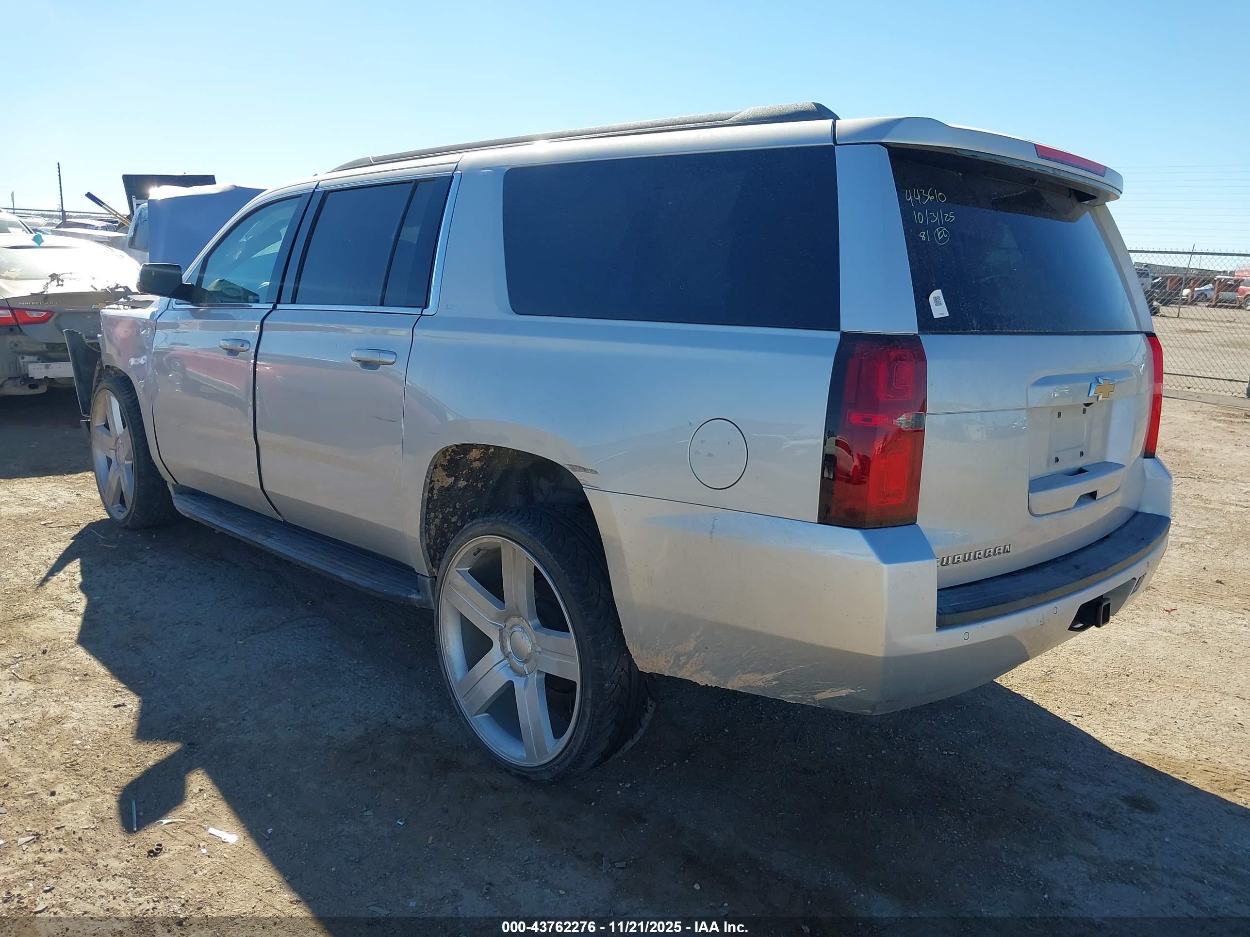 CHEVROLET SUBURBAN image 3