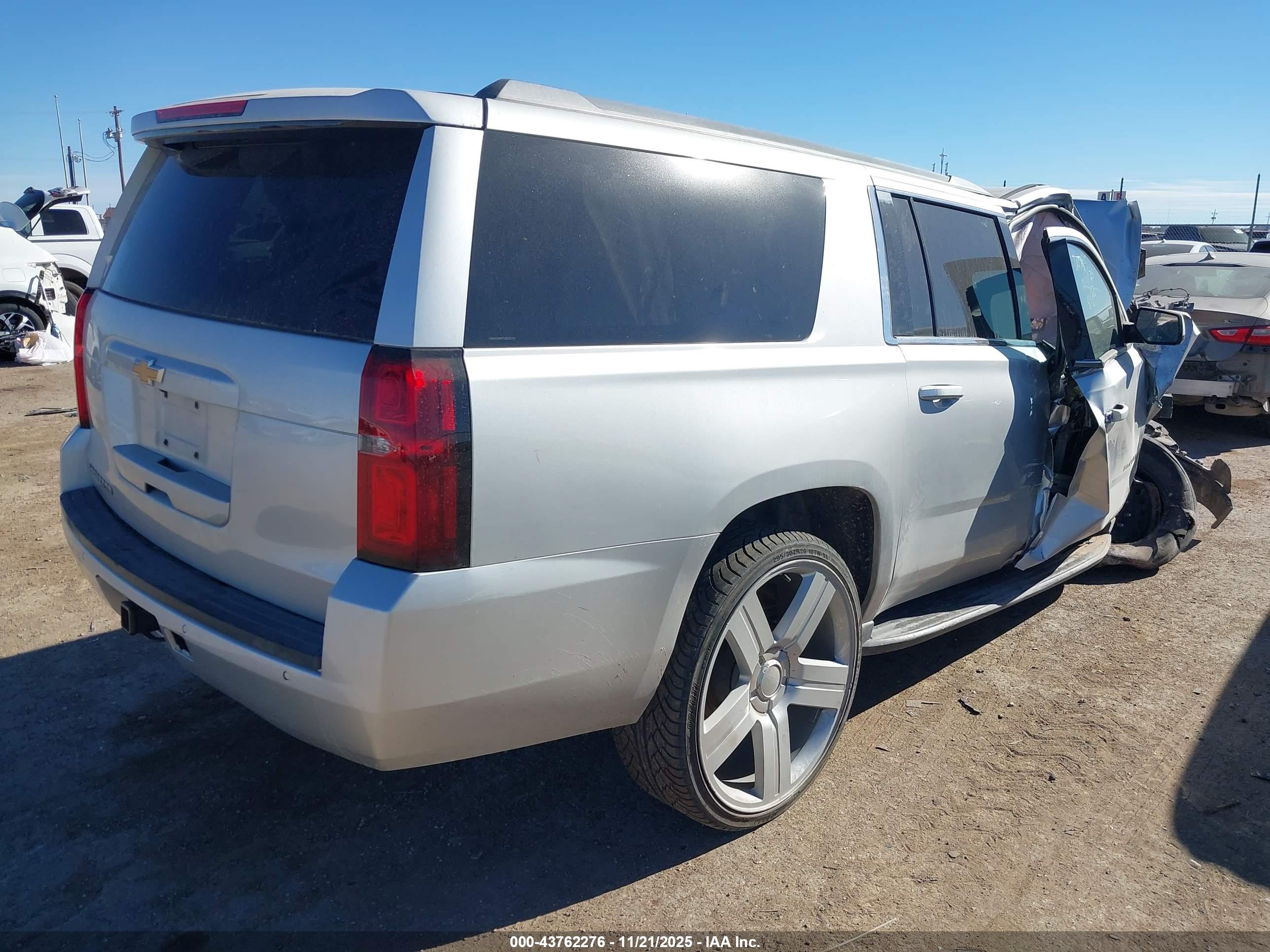 CHEVROLET SUBURBAN image 4