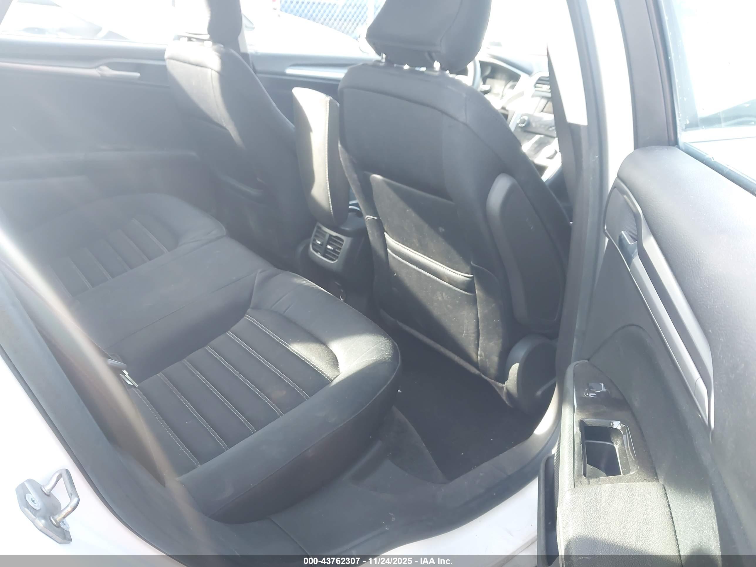 FORD FUSION image 8