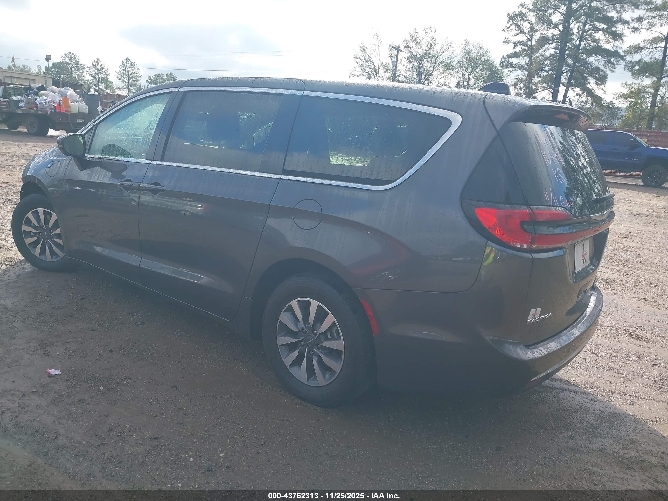 CHRYSLER PACIFICA image 3