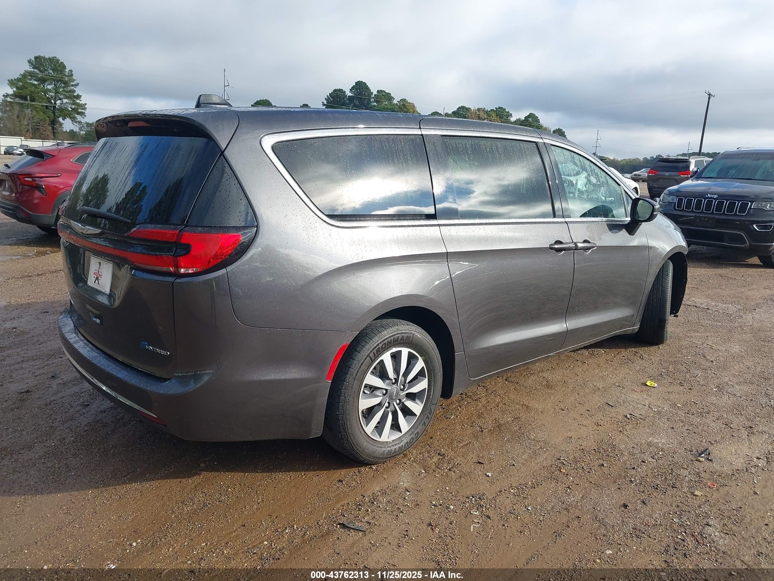 CHRYSLER PACIFICA image 4