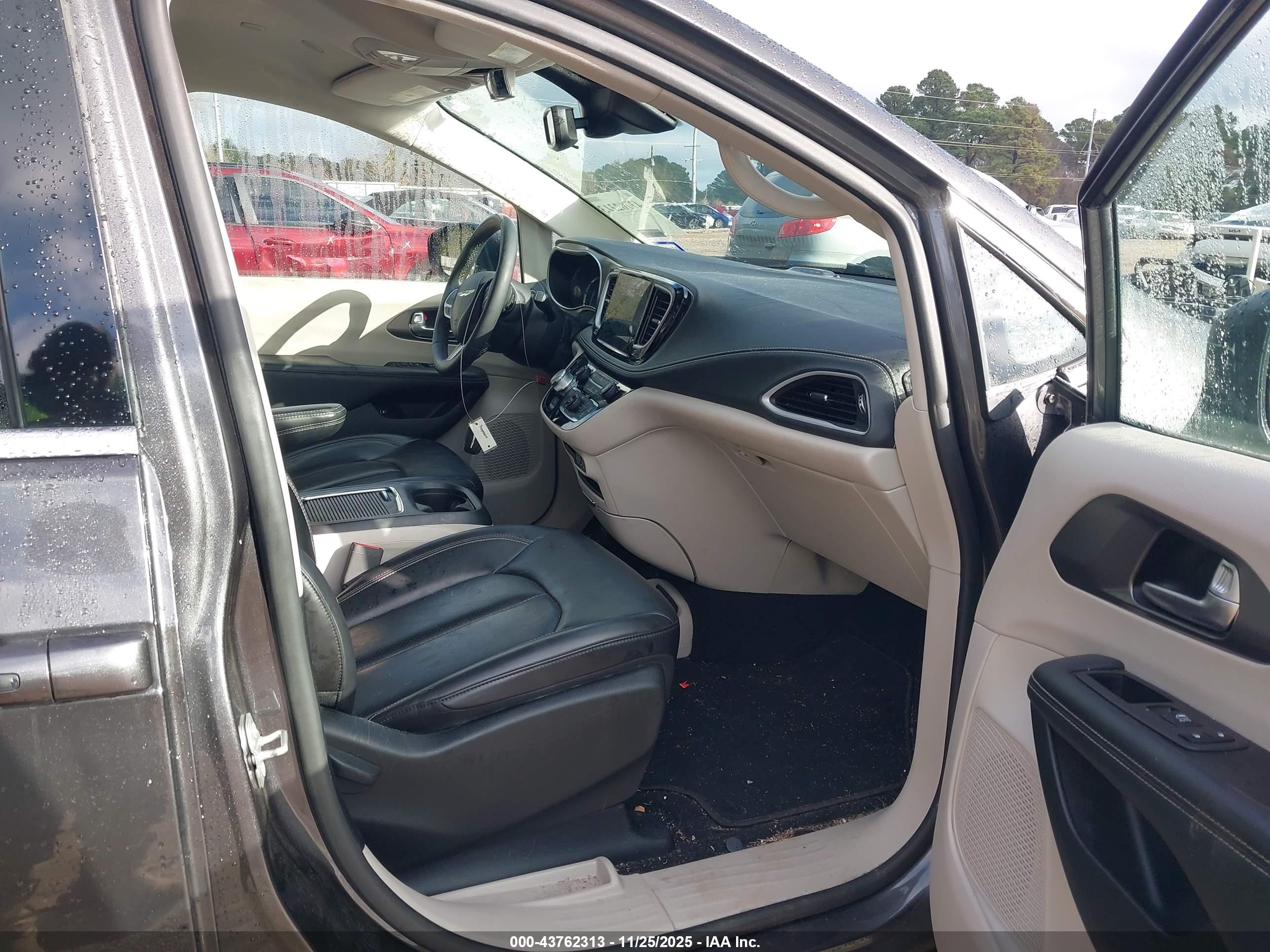 CHRYSLER PACIFICA image 5