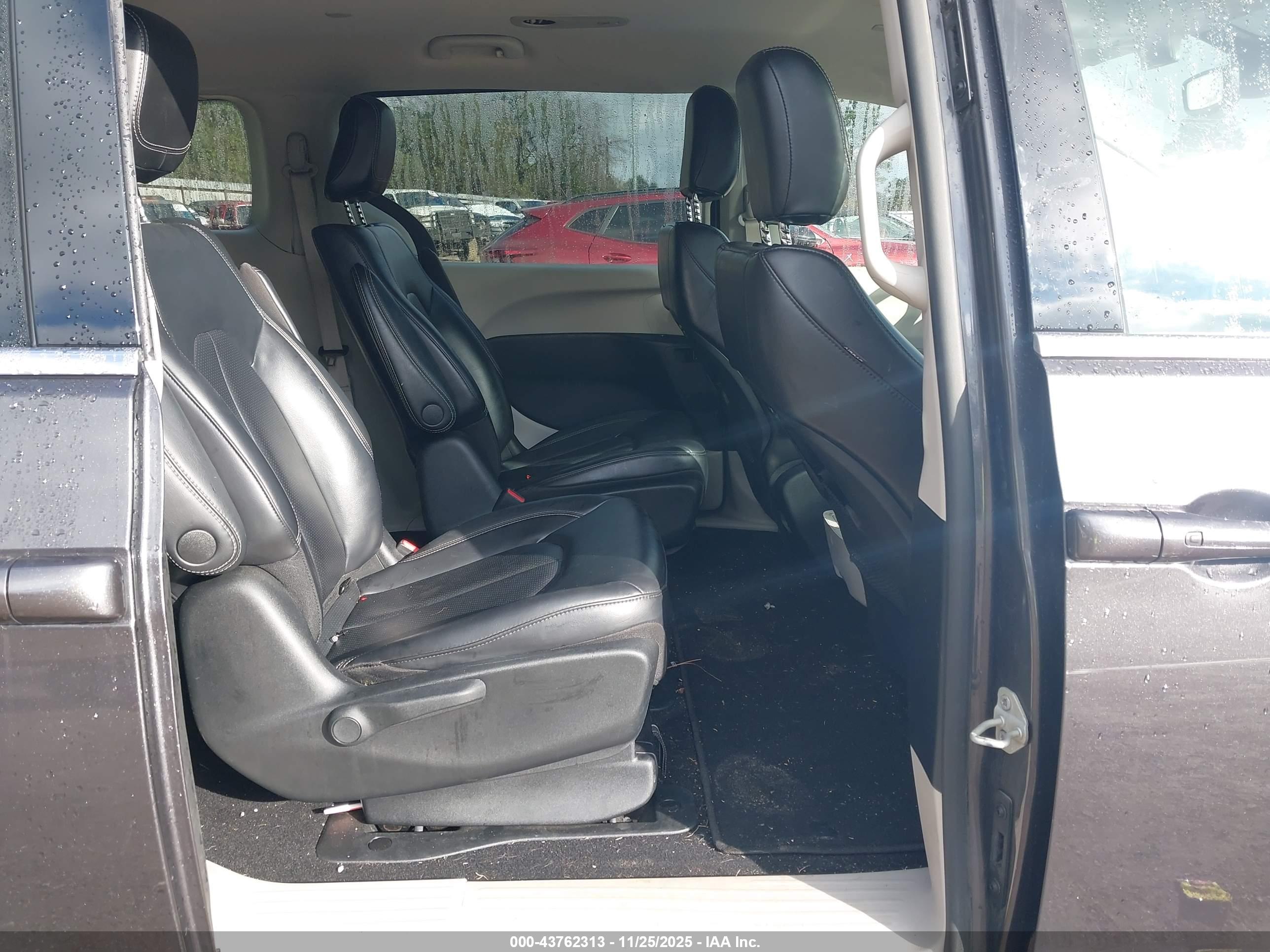 CHRYSLER PACIFICA image 8