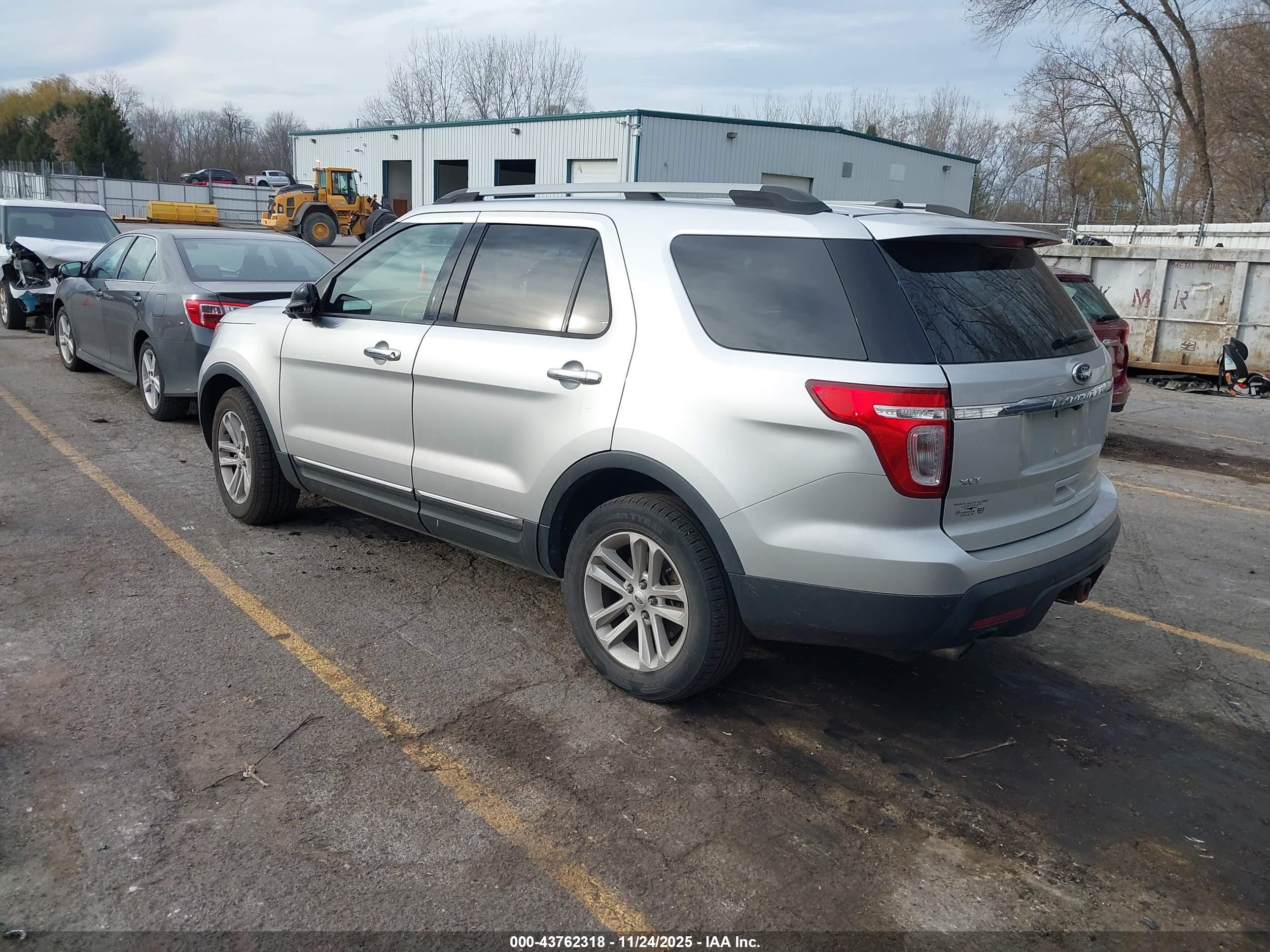 FORD EXPLORER image 3