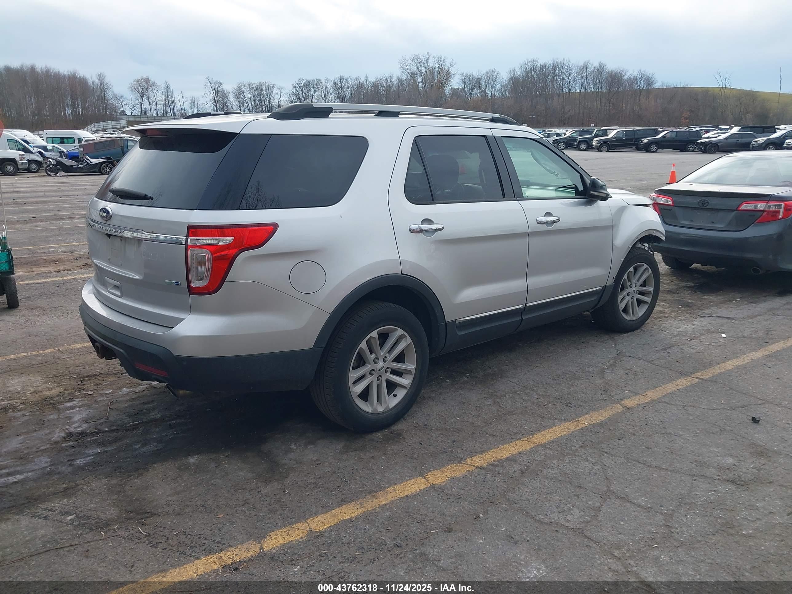 FORD EXPLORER image 4