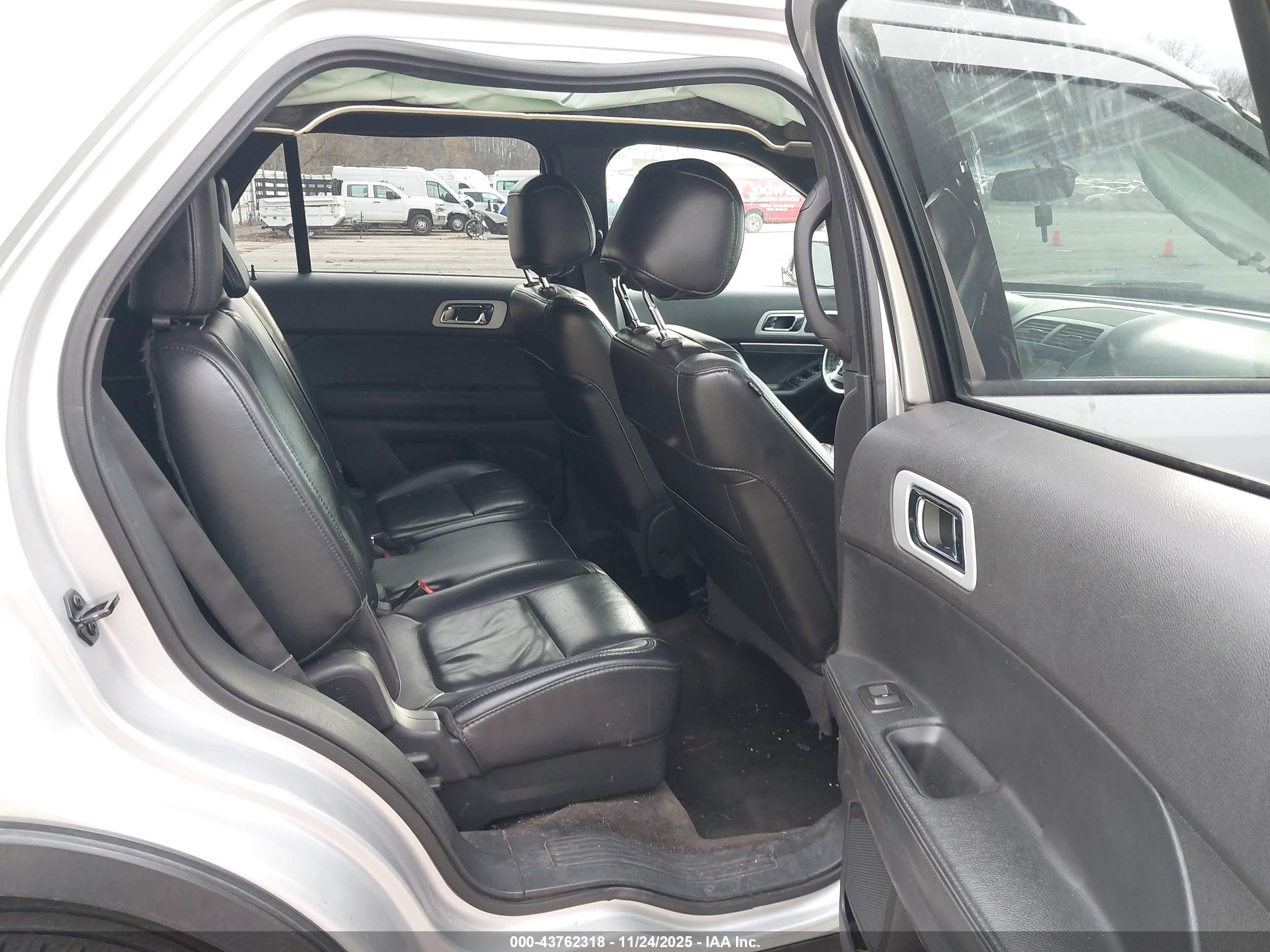 FORD EXPLORER image 8