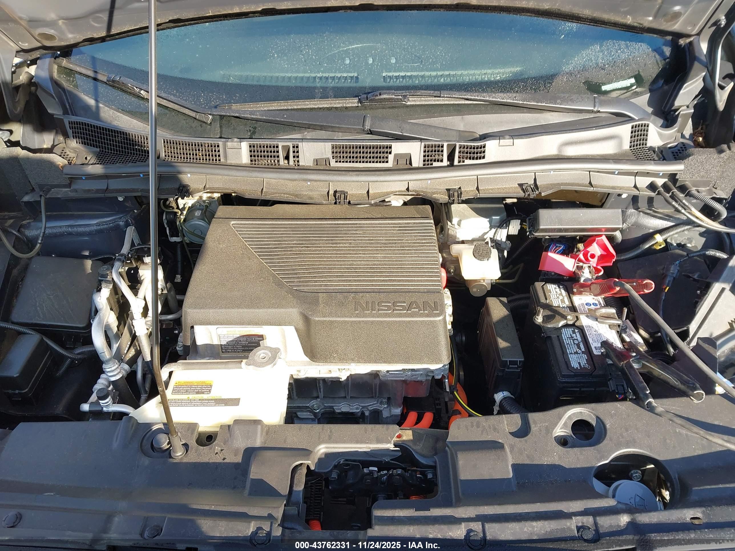NISSAN LEAF image 10