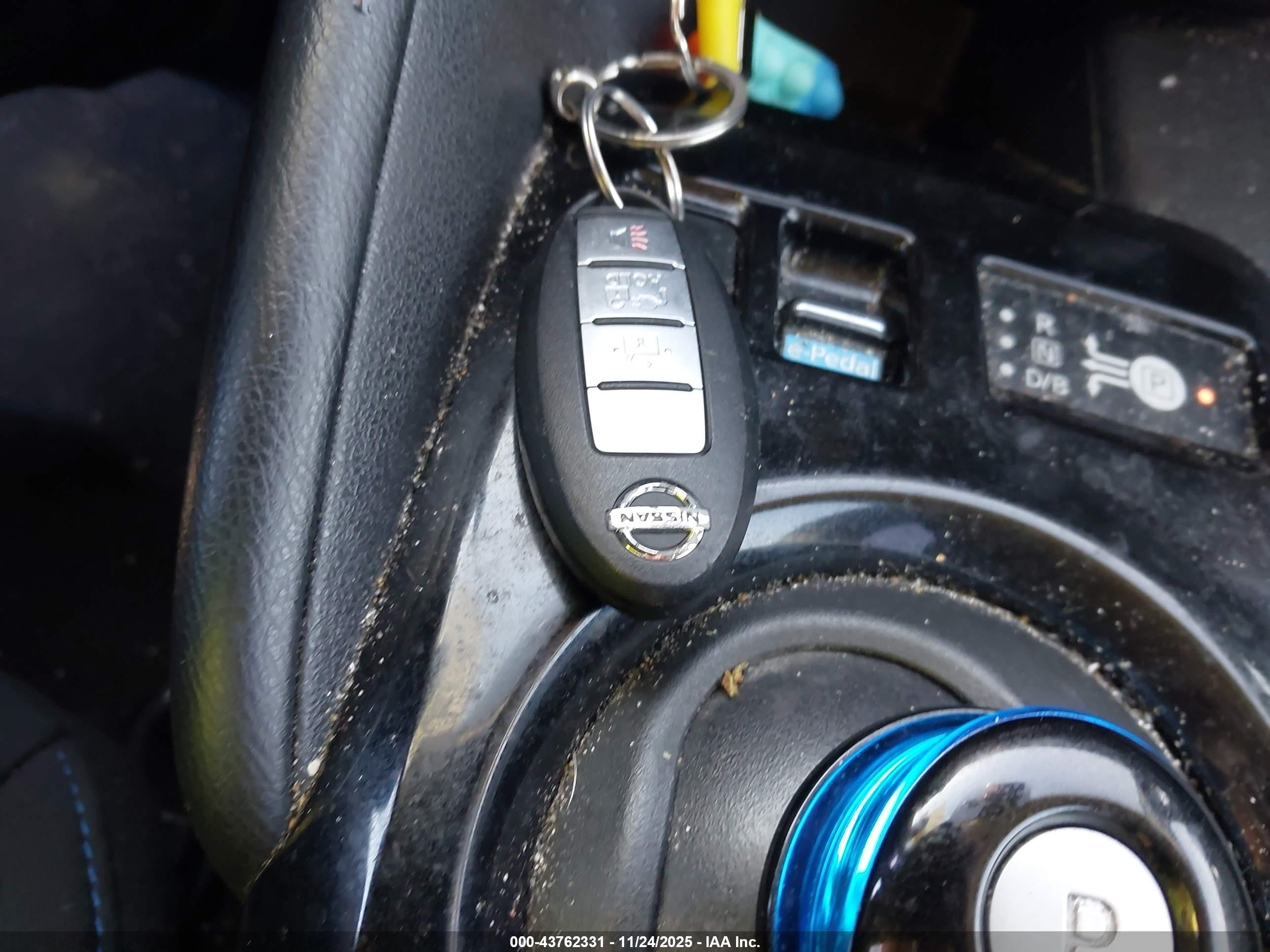 NISSAN LEAF image 11