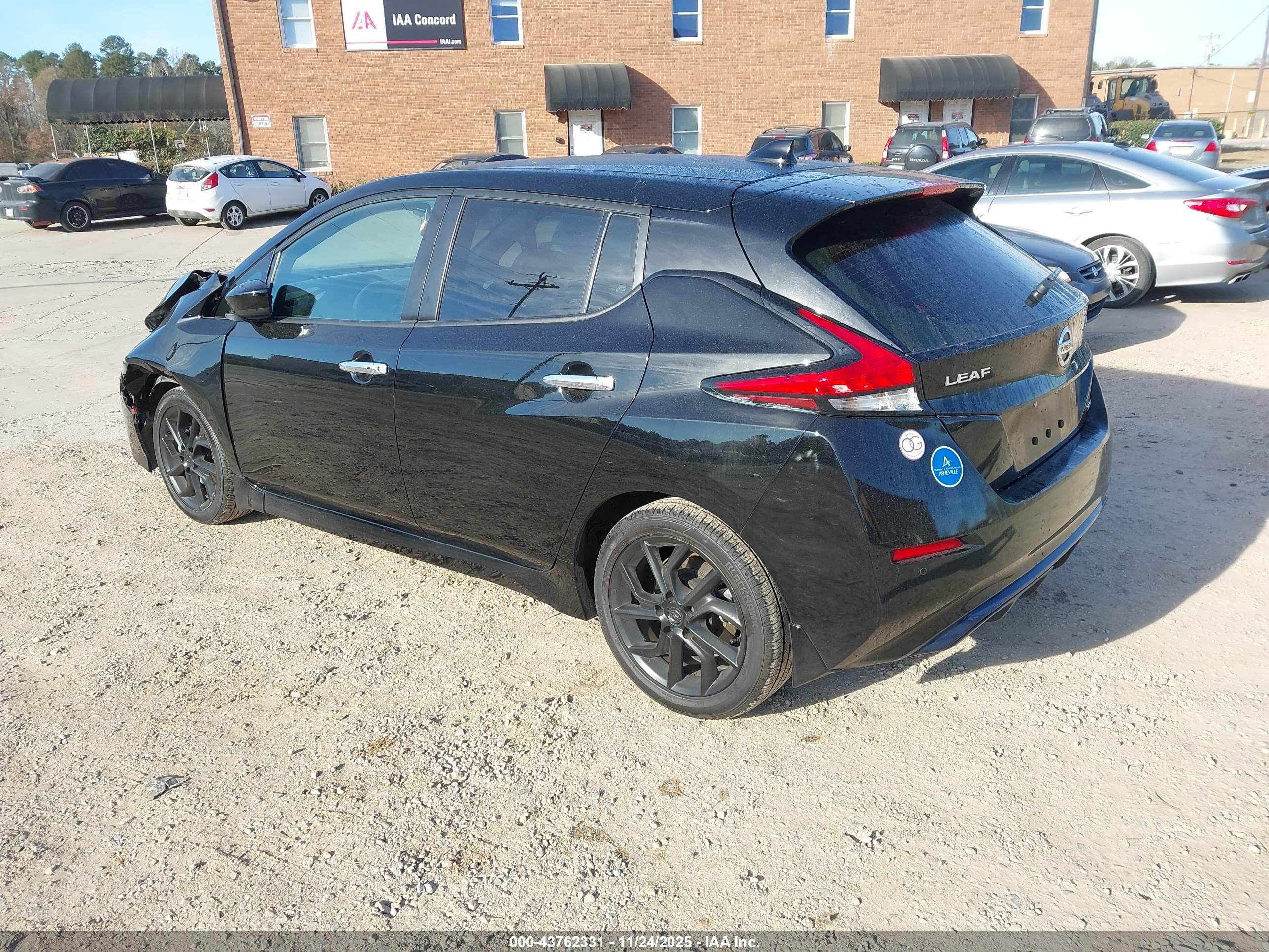 NISSAN LEAF image 3