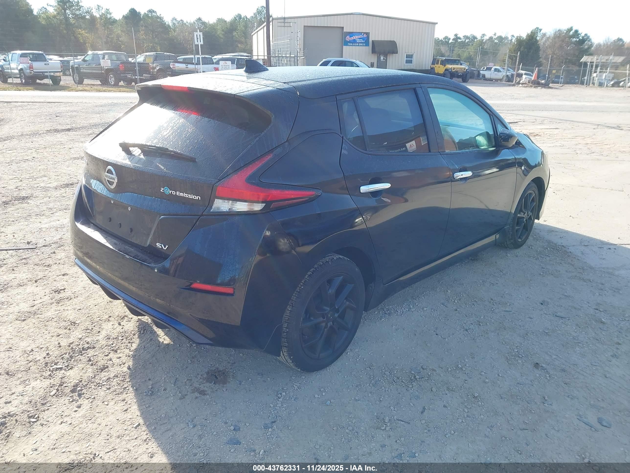 NISSAN LEAF image 4
