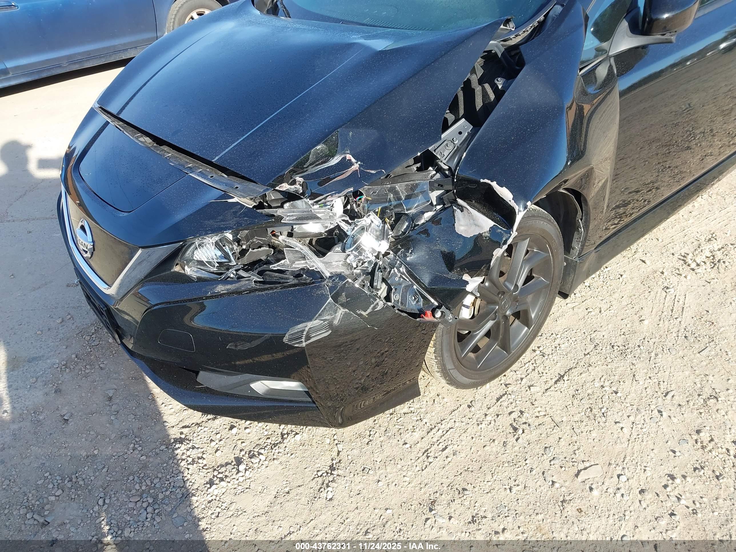 NISSAN LEAF image 6