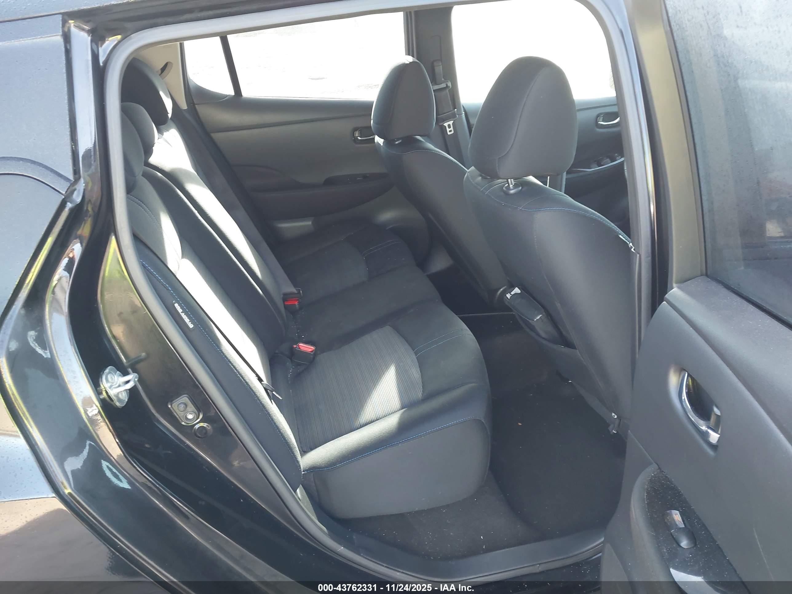 NISSAN LEAF image 8