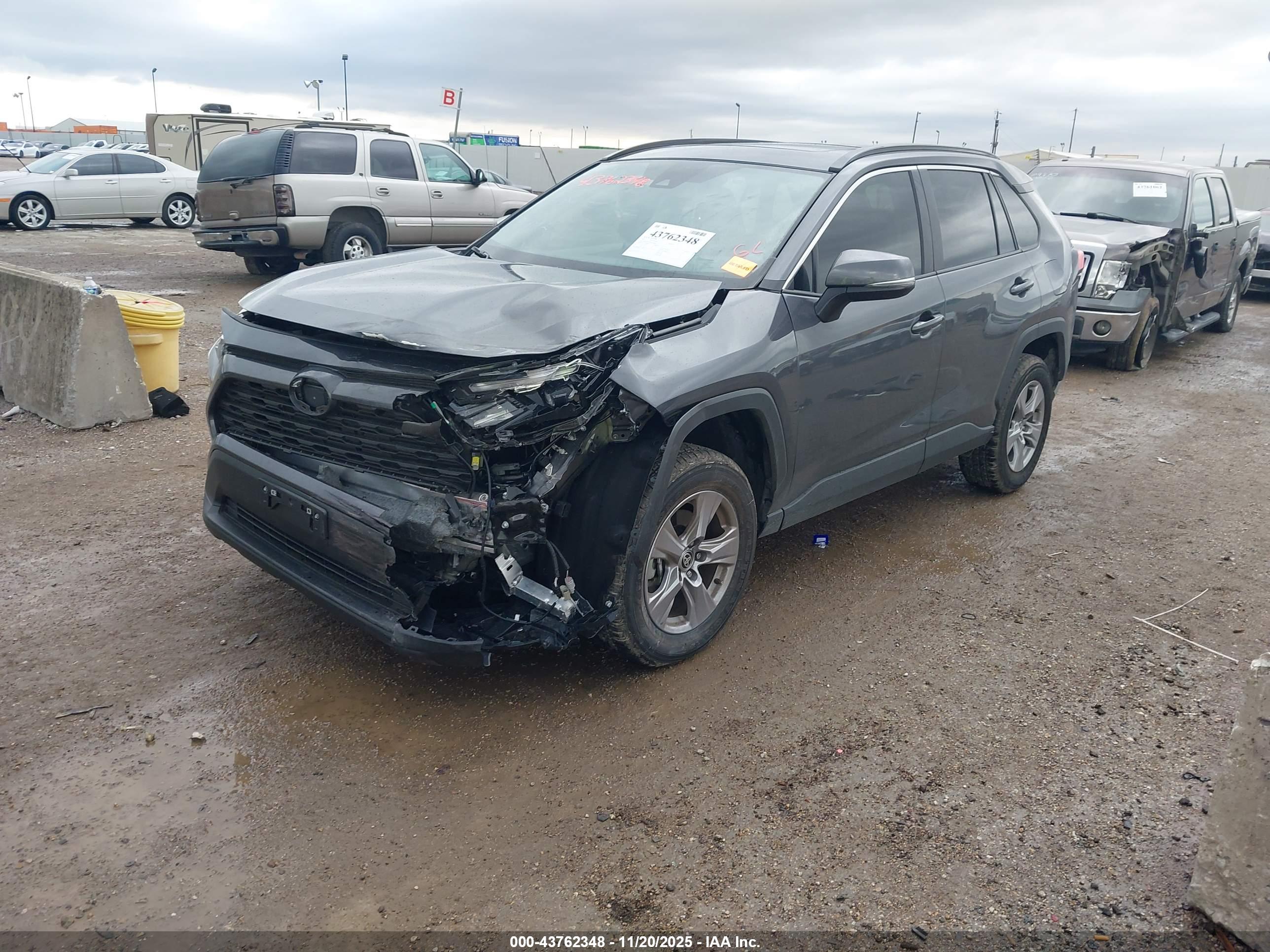 TOYOTA RAV4 image 2