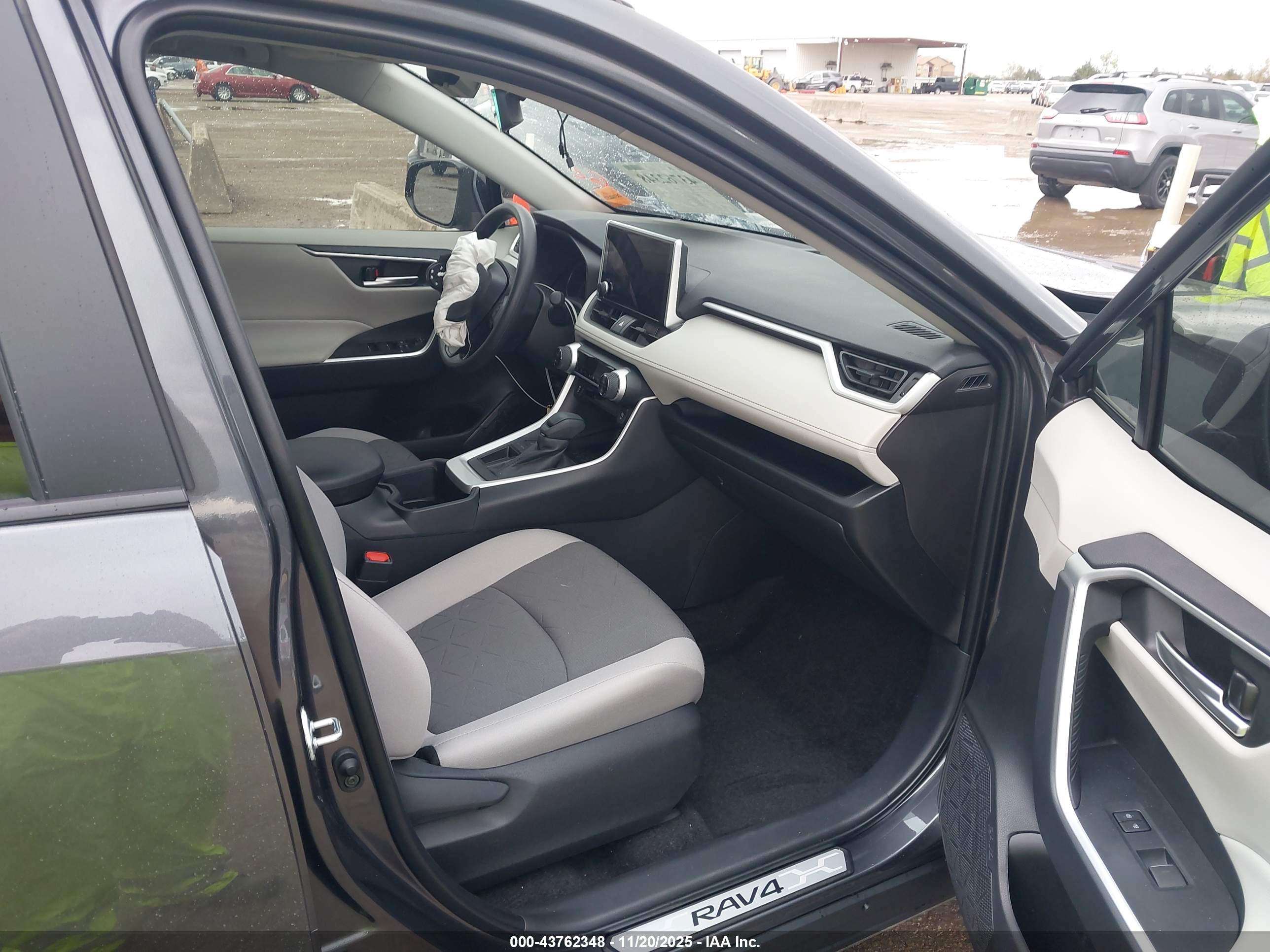 TOYOTA RAV4 image 5