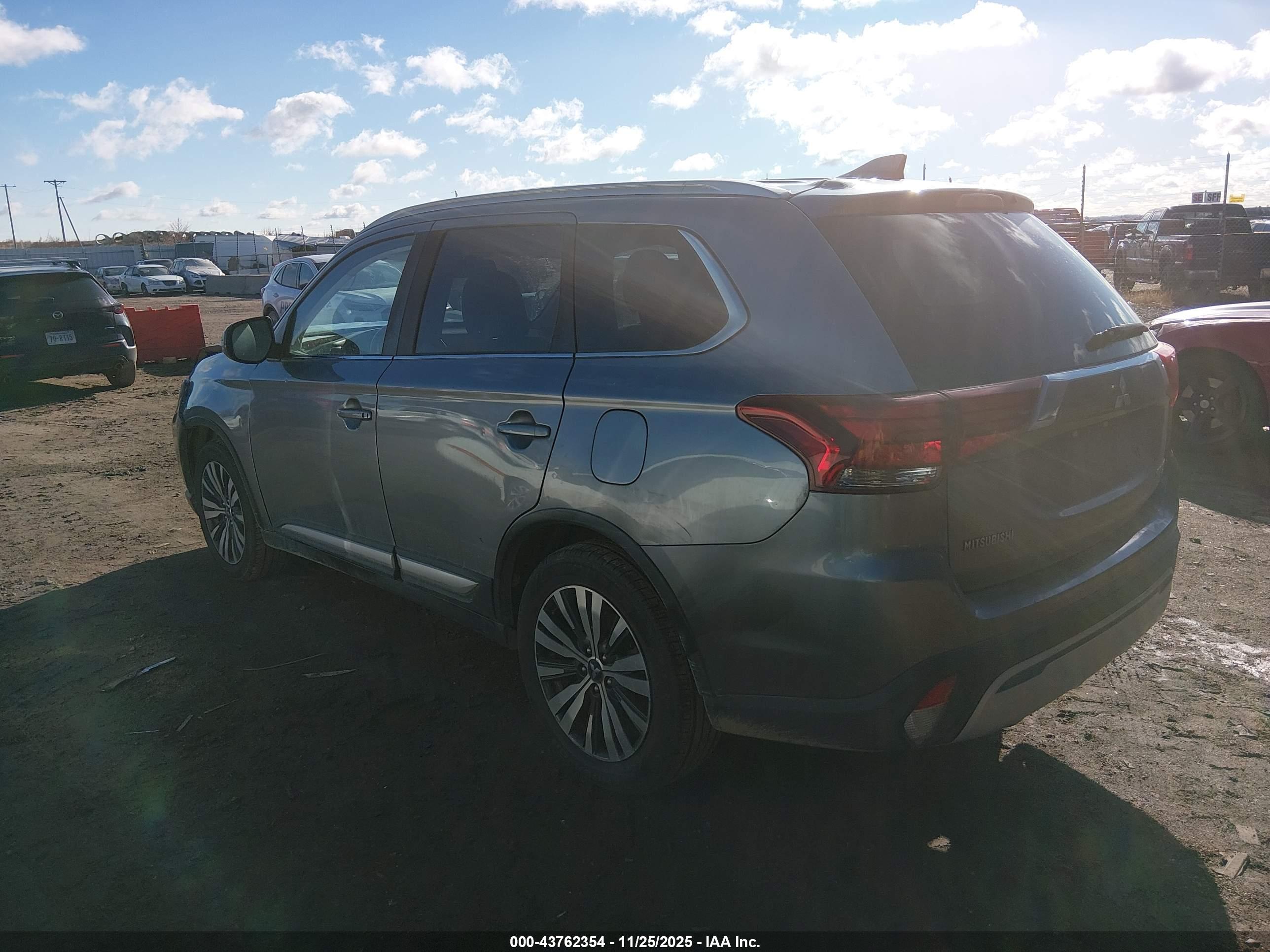 MITSUBISHI OUTLANDER image 3