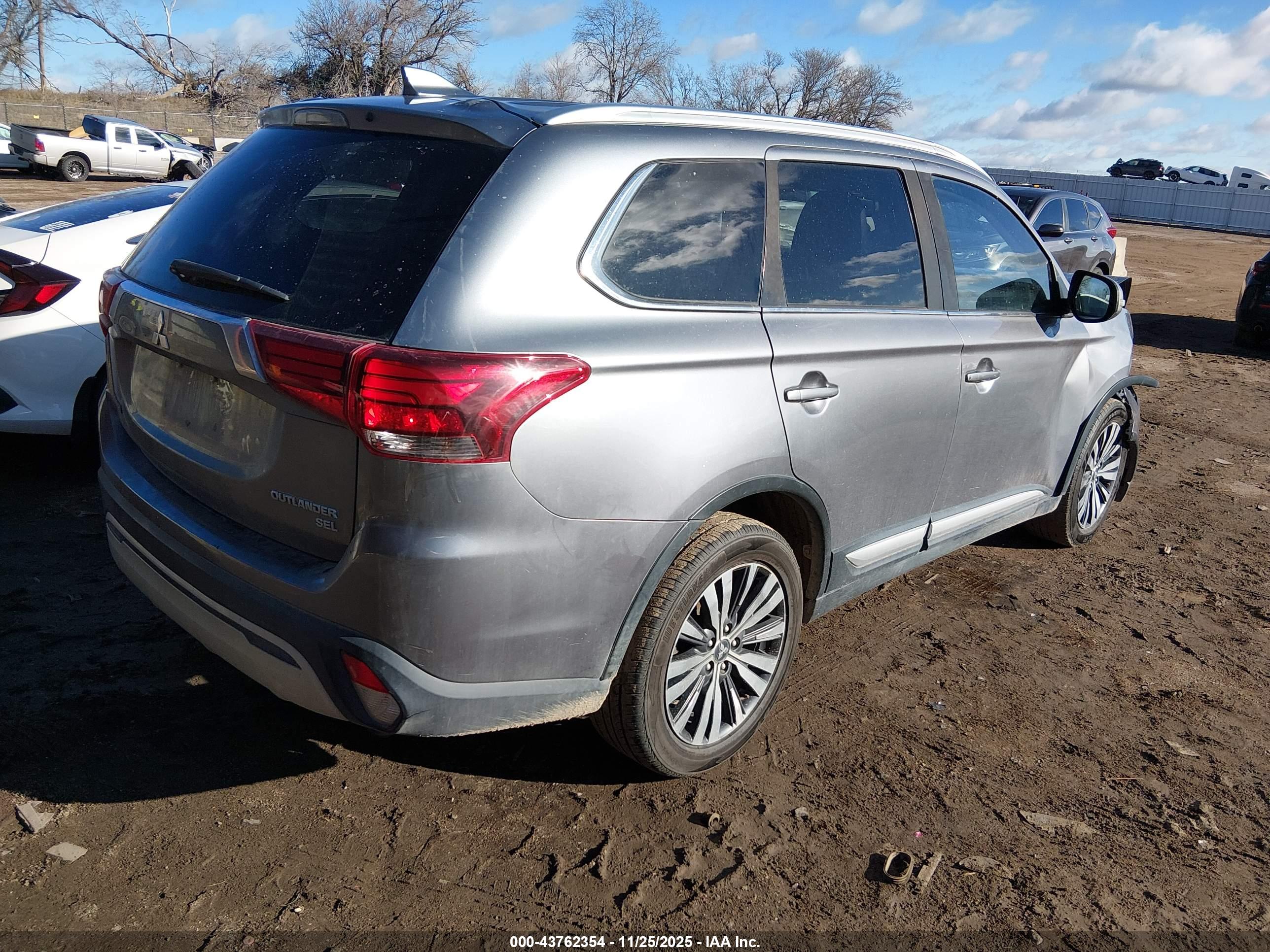 MITSUBISHI OUTLANDER image 4