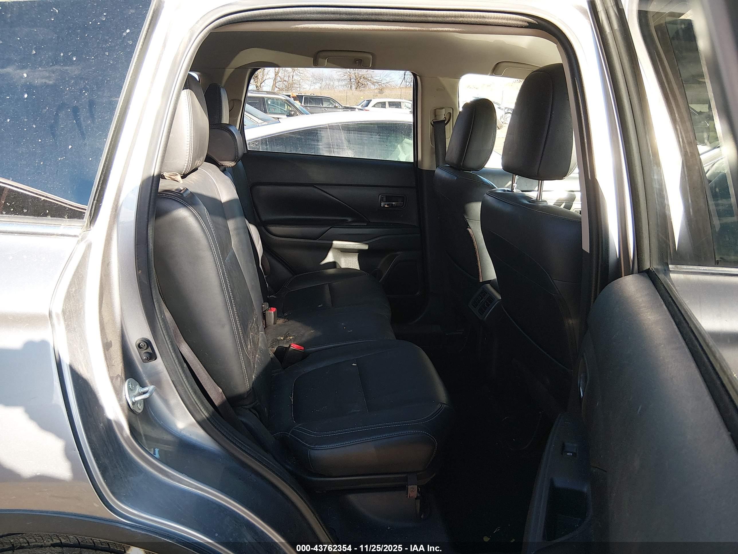 MITSUBISHI OUTLANDER image 8