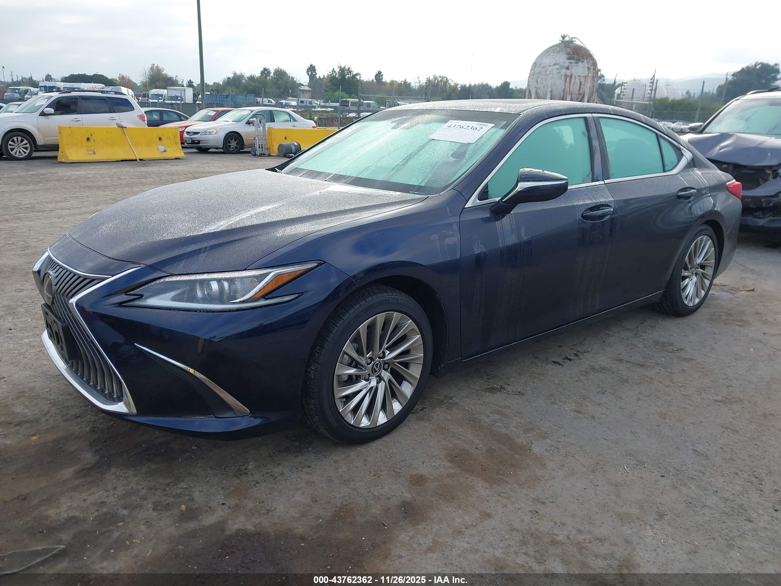 LEXUS ES image 2