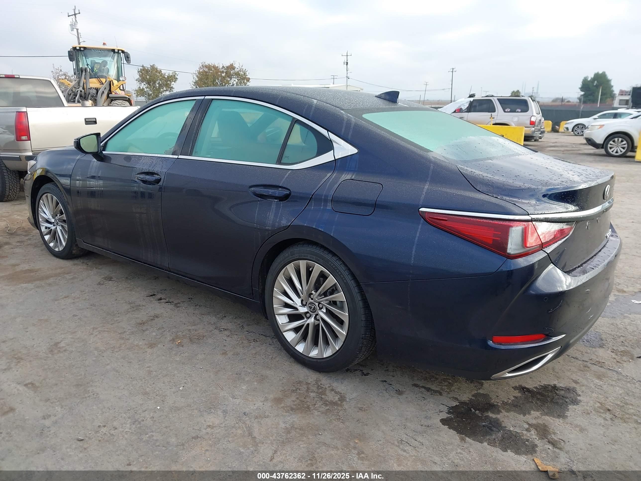 LEXUS ES image 3