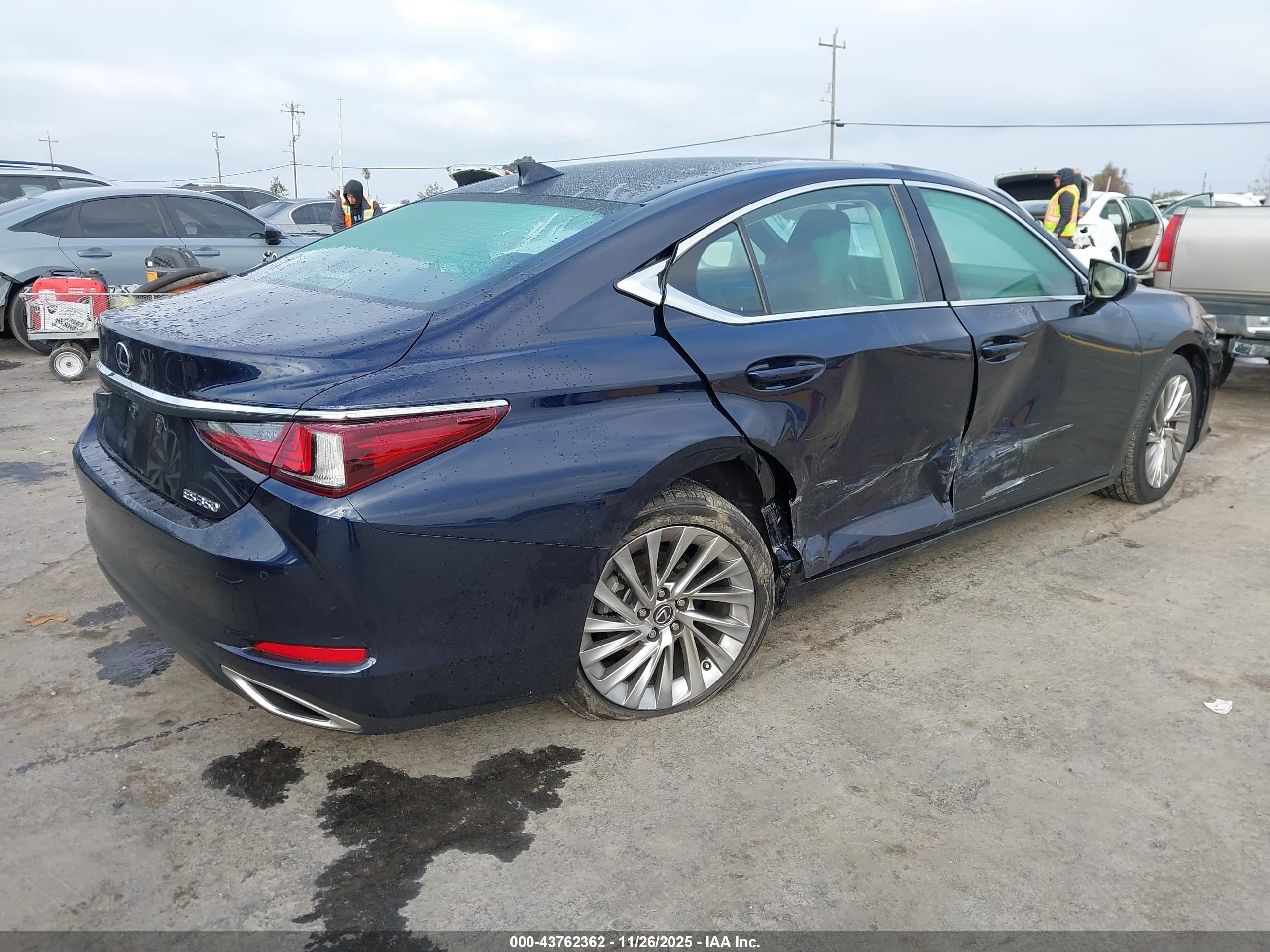 LEXUS ES image 4