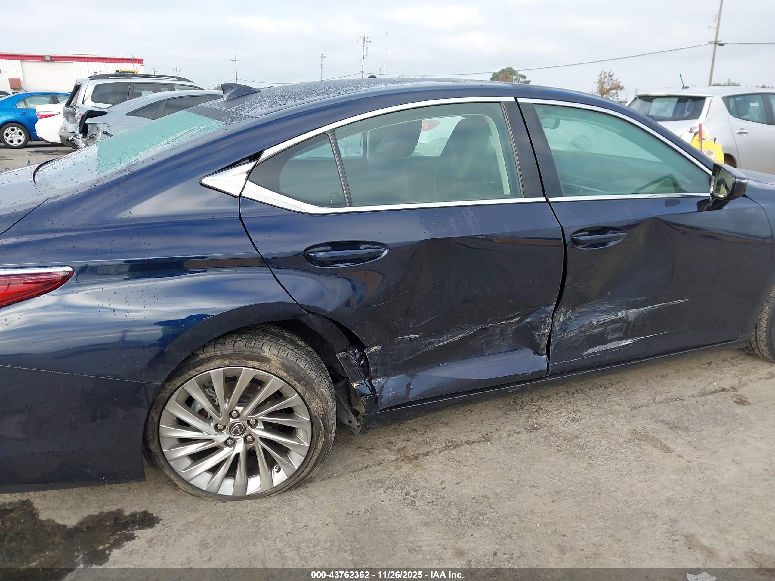 LEXUS ES image 6