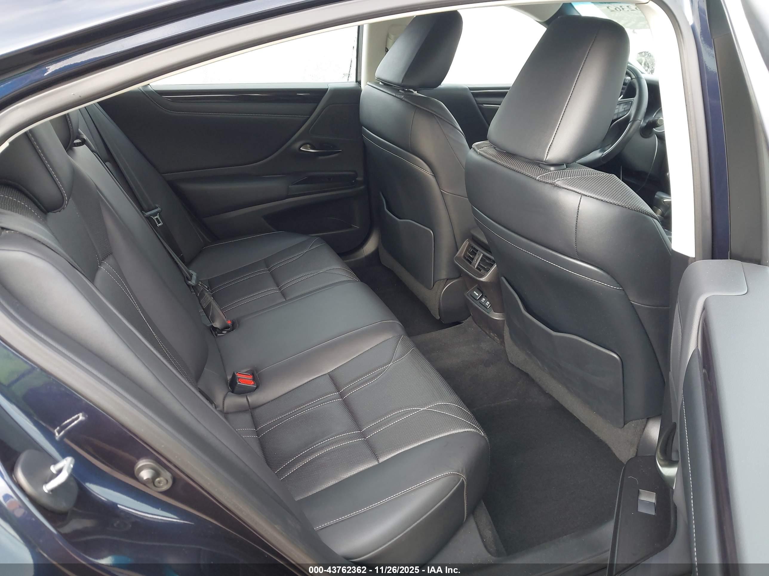 LEXUS ES image 8