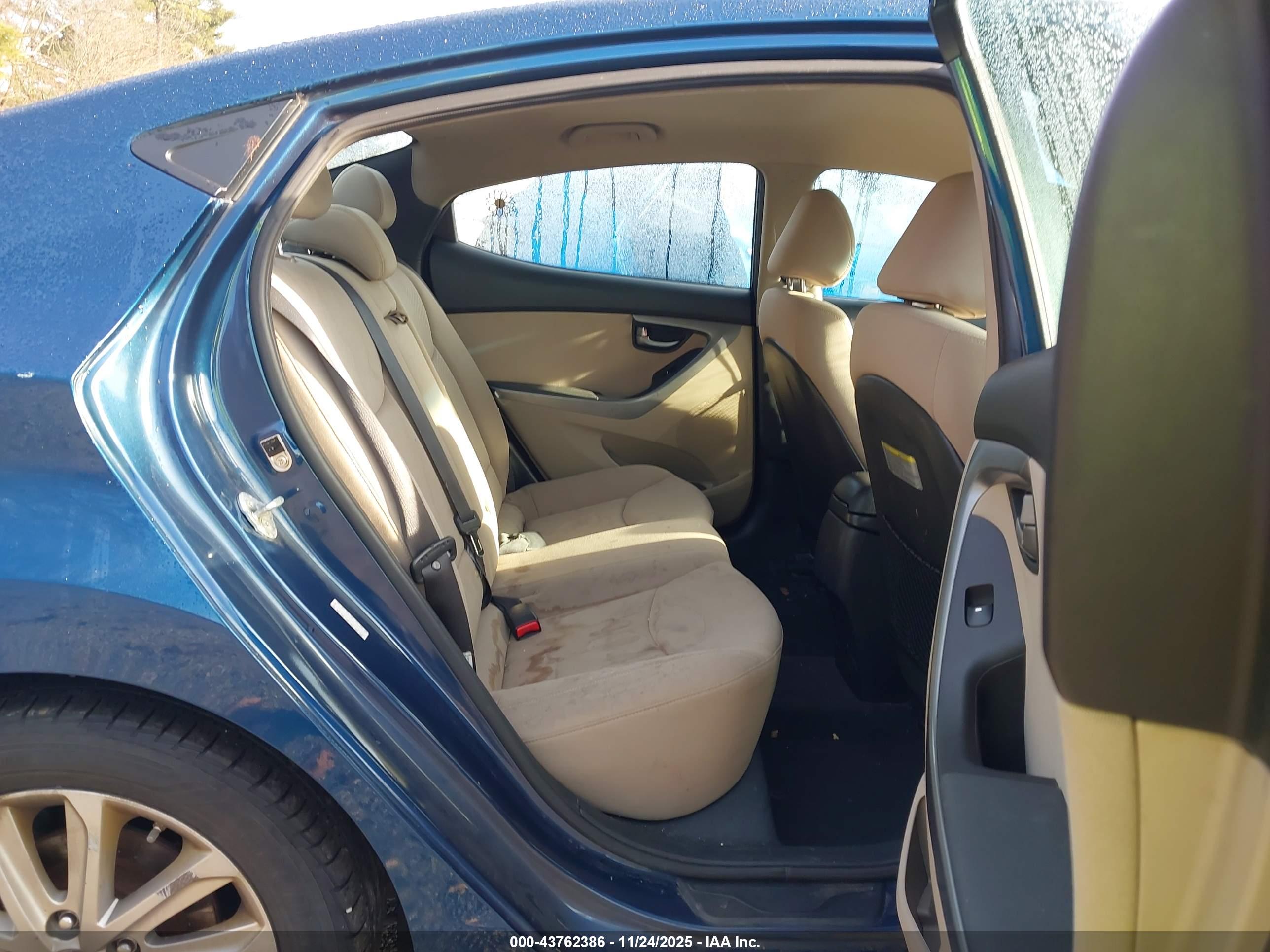 HYUNDAI ELANTRA image 8