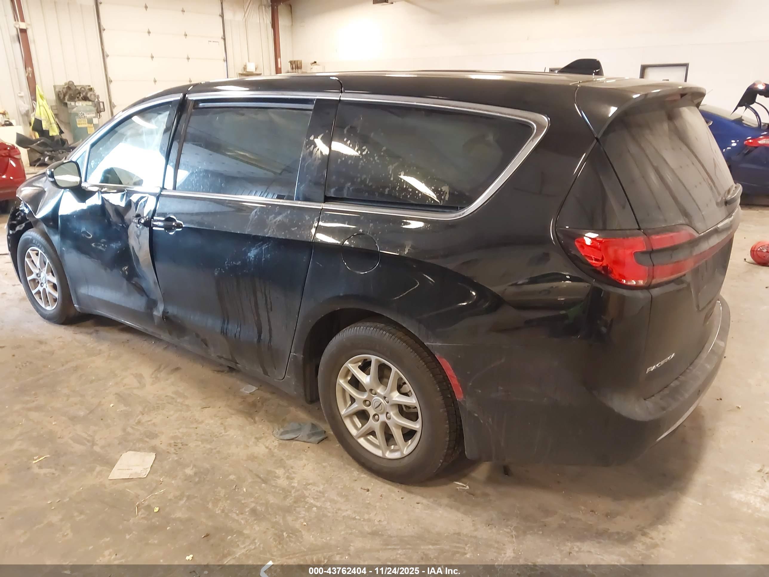 CHRYSLER PACIFICA image 3