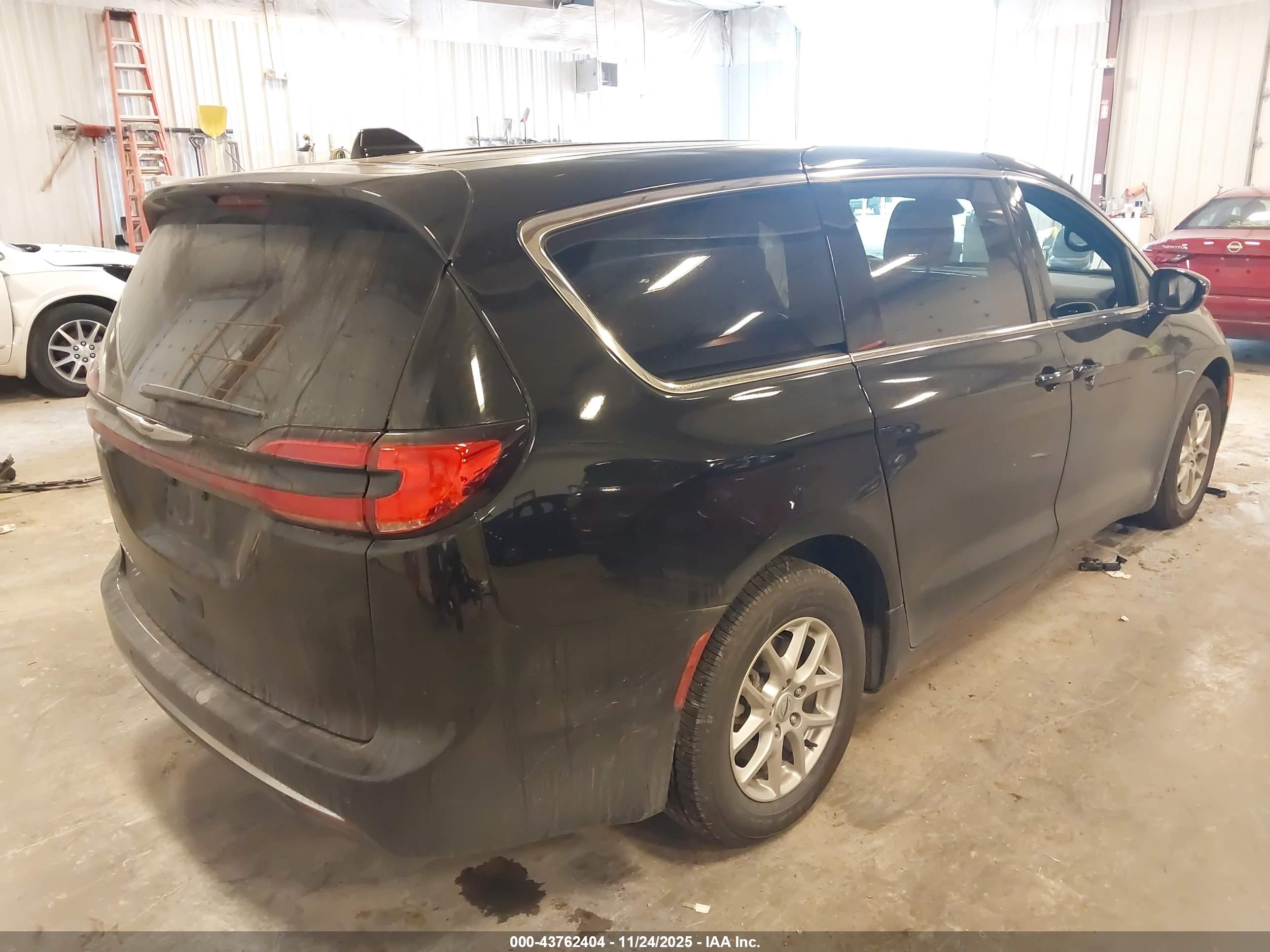 CHRYSLER PACIFICA image 4